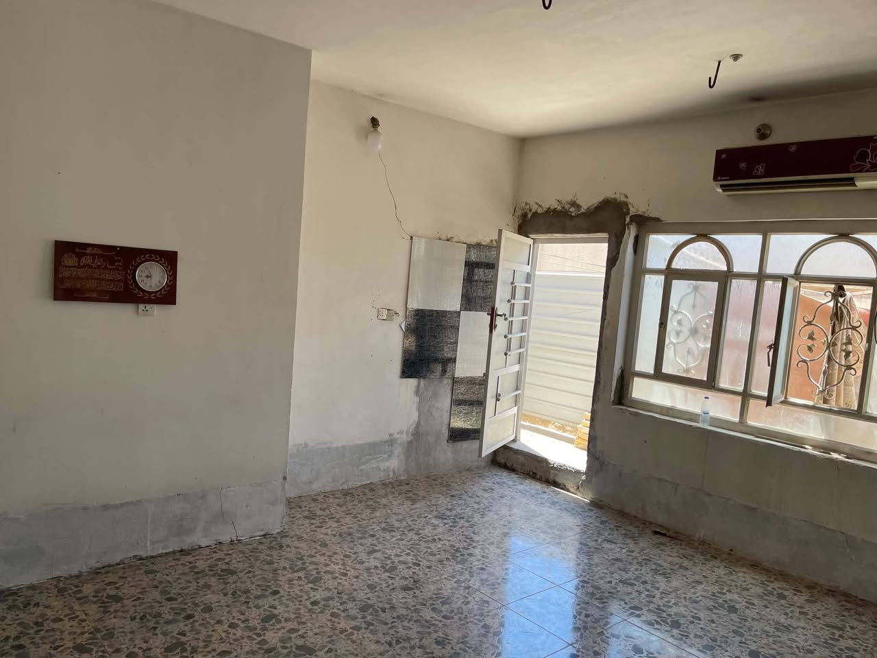 شقه  الايجار 🏠 طابق ثاني معزوله  ✅

يحتوي على غرفتين  نوم و وكنيدور  ومطبخ وصحيات ✅

الموقع  🌏مقابيل مستشفى الاسكان ✅

قيمه الايجار  250✅

الاستفسار الإتصال بالرقرم ‎***********متوفر واتساب✅
