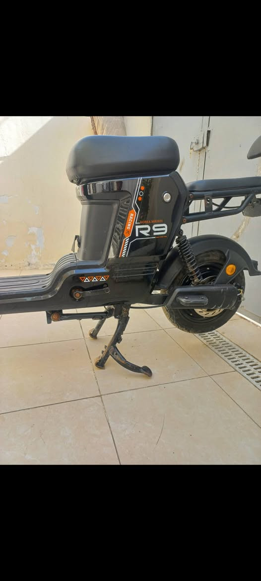 السلام عليكم دراجه  R9 شحن شغالة مابيهة اي نقص بطاريات فووول السعر 350 الشراي هذا رقمي ***********
