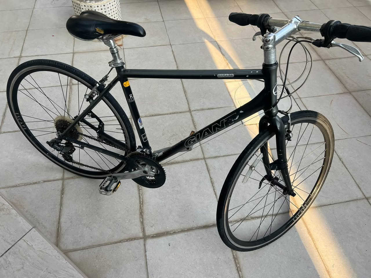 :

🚴‍♂️ للبيع دراجة Giant Escape – قياس M

دراجة Giant Escape بحالة جيدة، مناسبة للرياضة والتمارين والمشاوير اليومية، وخفيفة وسريعة على الشارع.

وياها ( خوذه + بك لايت+ بدله من BORA/Red bull  مع حشوه جل للمقعد)

🔹 الماركة: Giant
🔹 الموديل: Escape
🔹 القياس: M
🔹 قياس العجلات: 700C / 28
🔹 التبديلات الخلفية: SRAM X3
🔹 التبديلات: 3 أمامي × 8 خلفي
🔹 فرامل: V-Brake
🔹 إطارات Escape
🔹 كرسي مريح وقابل للتعديل
🔹 الدراجة جاهزة للاستخدام

مكاني بابل /الحله 
توصيل موجود
سعر220 الف وبيها مجال بسيط 
***********
