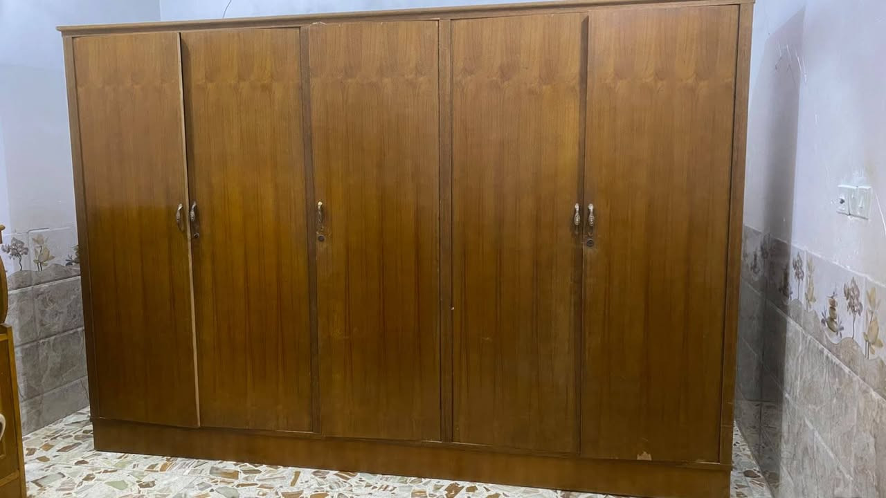 سلام عليكم كنتور وزاويه وميز تواليت خشب عراقي نوعيه زينه وقوي العنوان كربلاء البويات الودي شارع الطبعه اني مكلف بل نشر هاذه رقم صاحبه ***********
