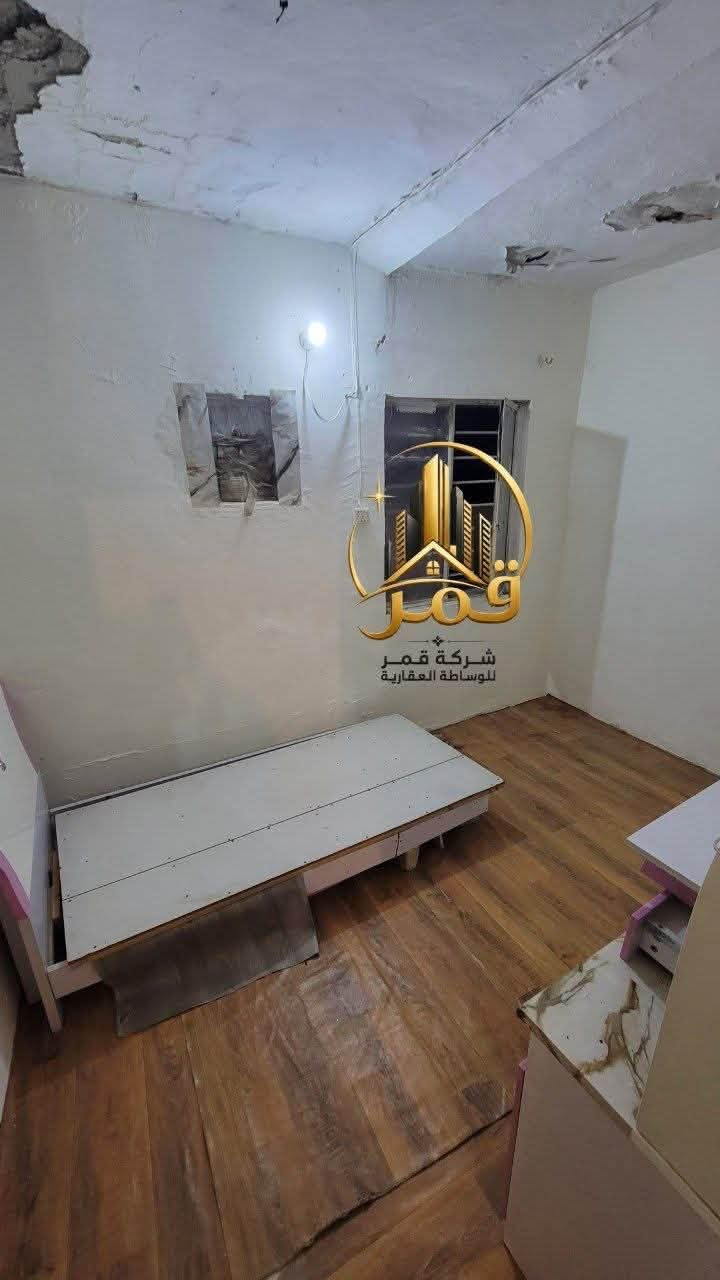 🏠 للإيجار بيت بسعر 650 ألف فقط وقابل للتفاوض!
دار بمساحة 100 متر، مناسب للعوائل ويحتوي على:

🔹 مدخلين
🔹 صالة
🔹 مطبخ
🔹 خدمات
🔹 غرفتين نوم
 • غرفة كبيرة
 • غرفة صغيرة

💰 بدل الإيجار: 650 ألف وقابل للتفاوض

📞 للاستفسار والتواصل:
***********

🏢 مكتب قمر للوساطة العقارية
