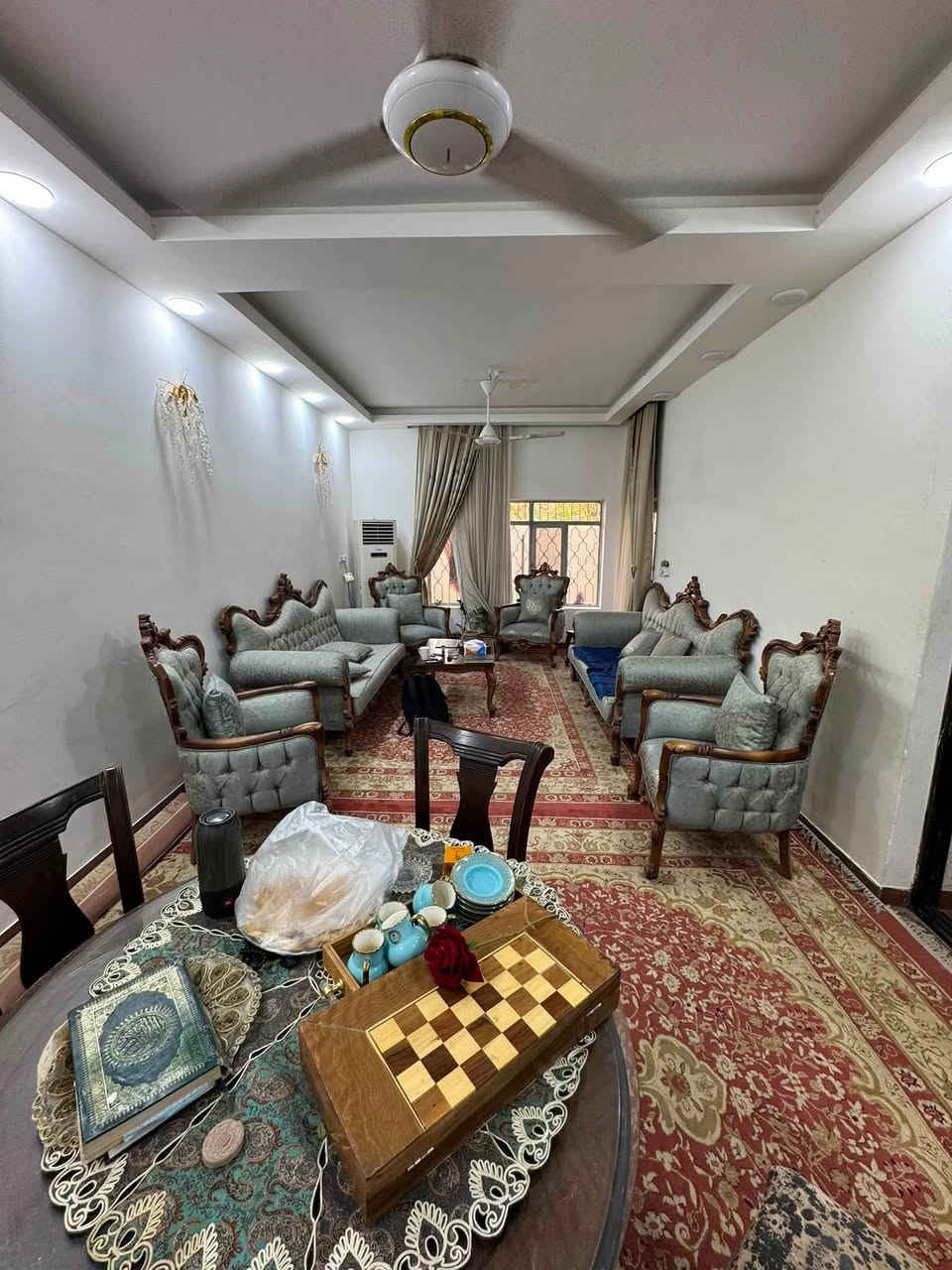 � بيت للإيجار  في الجمعية  – ساحة محمد نوري(مؤثث بالكامل  )

📍 الموقع: منطقة الجمعية – سنتر مدينة الحلة
✨ منطقة مخدومة بالكامل وقريبة من جميع الخدمات

🔹 مساحة الدار: 200 متر
🔹 بناء جديد 
🔹 يحتوي على:
🚗 كراج سيارة
🌳 حديقة
🛋️ استقبال
🍽️ مطبخ
🛏️ ثلاث غرف نوم
🚿 مجمع صحيات داخلي
🚻 مجمع صحيات خارجي

📞 للاستفسار:
علي عذاب
 ***********واتساب فقط 🌷
***********متوفر 

🏢 أو زيارة مكتب الشمري الكائن في نادر الثانية – شارع الخدمي خلف فاملي مول
