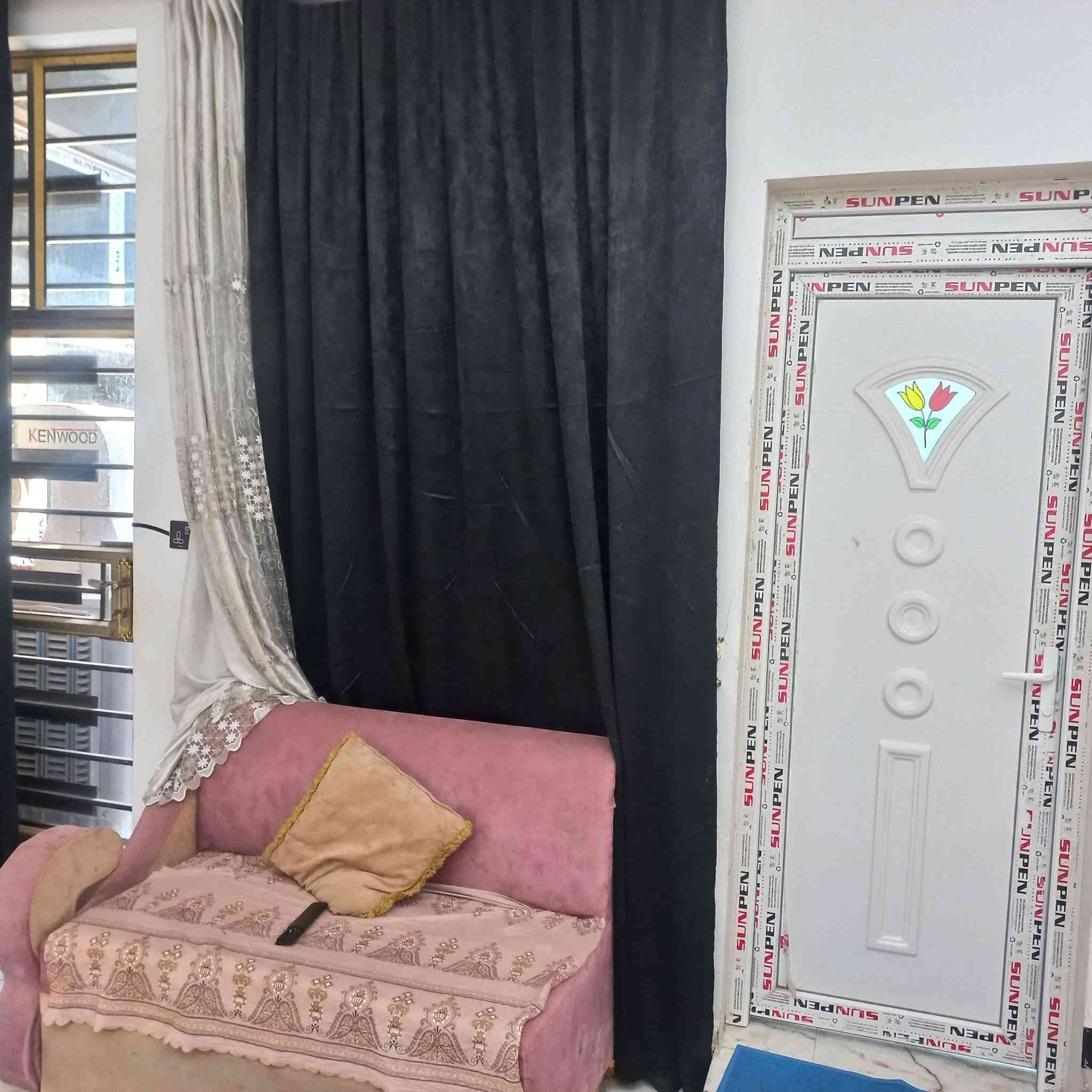 بيت مساحه ١٥٠ م الواجهه١٠ والنزال١٥ زراعي سند٢٥ شارع حسينيه ام الحسن عرض الشارع١١ متر طابق واحد يحتوي على مطبخ واستقبال وصحيات خارجيه وداخليه وصاله وغرفه نوم  الطابق الأعلى صحيات وبيتونه بناء حديث طابوق
للاستفسار
***********
