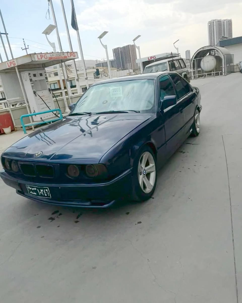 سەرەتا بە ناوی خوا 
BMW 525 
مۆدێل ١٩٩٣ سەیارەکە فولە بەس تۆماتیک نیە 
چوار جام کارەبا 
سلاید 
قرچێکی پێشی هەیە شایەنی باس نیە 
ئارمی ئیسنساخی هەولێر ئارمەکەی بە شەرت نایەم 
چوار تایەو ویلی هامانی لە ژێرە 
ناو غورفەی زۆر زۆر پاک ماوەتەوە 
نرخی ٣٠ مەجالێکی برایانەشی تیایە 
***********
