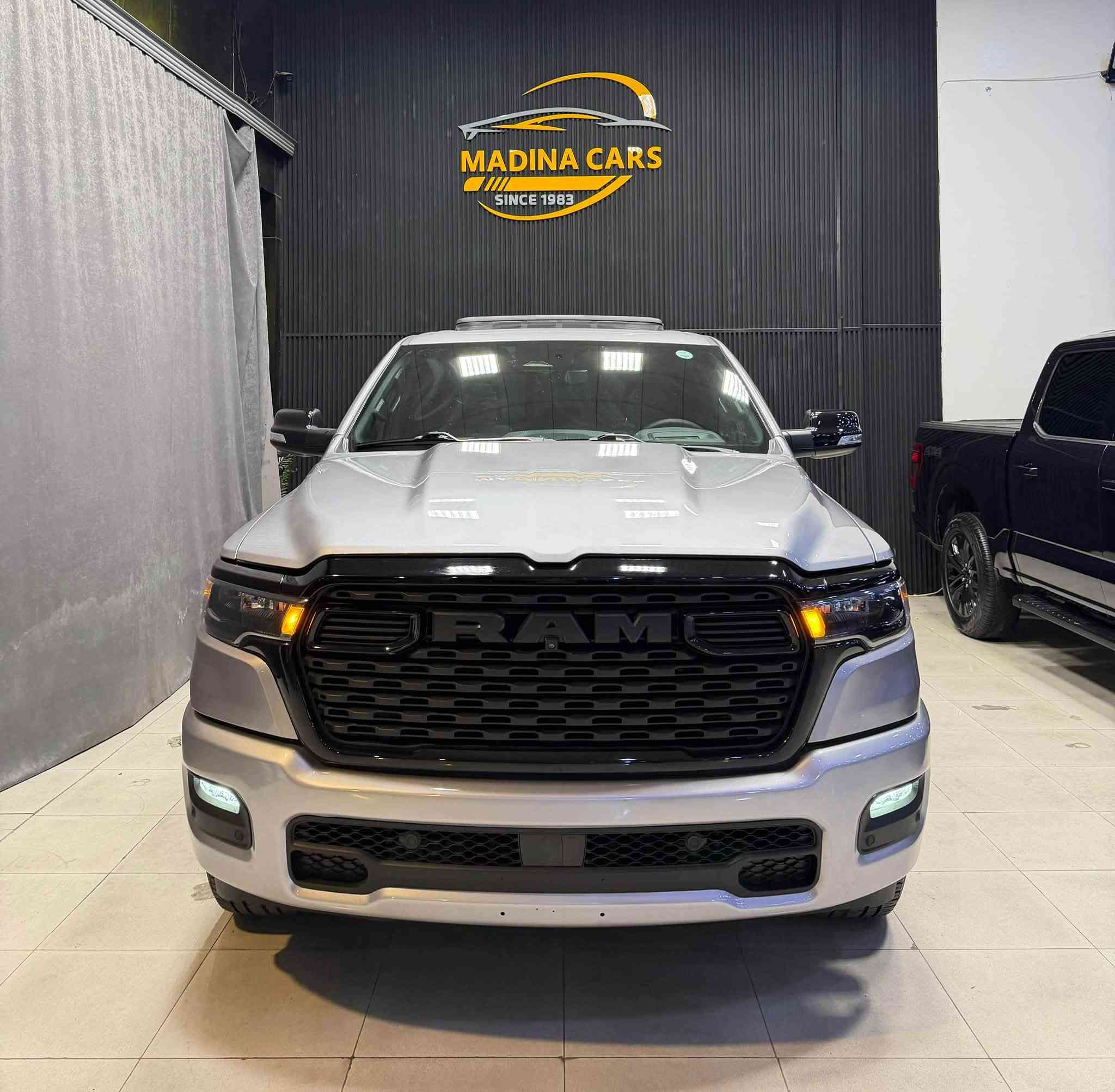 Dodge Ram 
2025 bighorn 
V6 - 3.0T - 4x4 

بسمە و شغال
شاشە تیسلا
کامیرە 
پانۆڕامە
داتاشۆ
ئاوینە کامیرە
لایت لید
کوشینات جلد 
کوشینات هیتر
سوکان هیتر
باب طویل
بودی قصیر
دبل اکسل
رادار
ئوتو ستوب
ویل ٢٢

23.000mi
2قطعە صبغ
سعر 425ورقە

***********
***********
