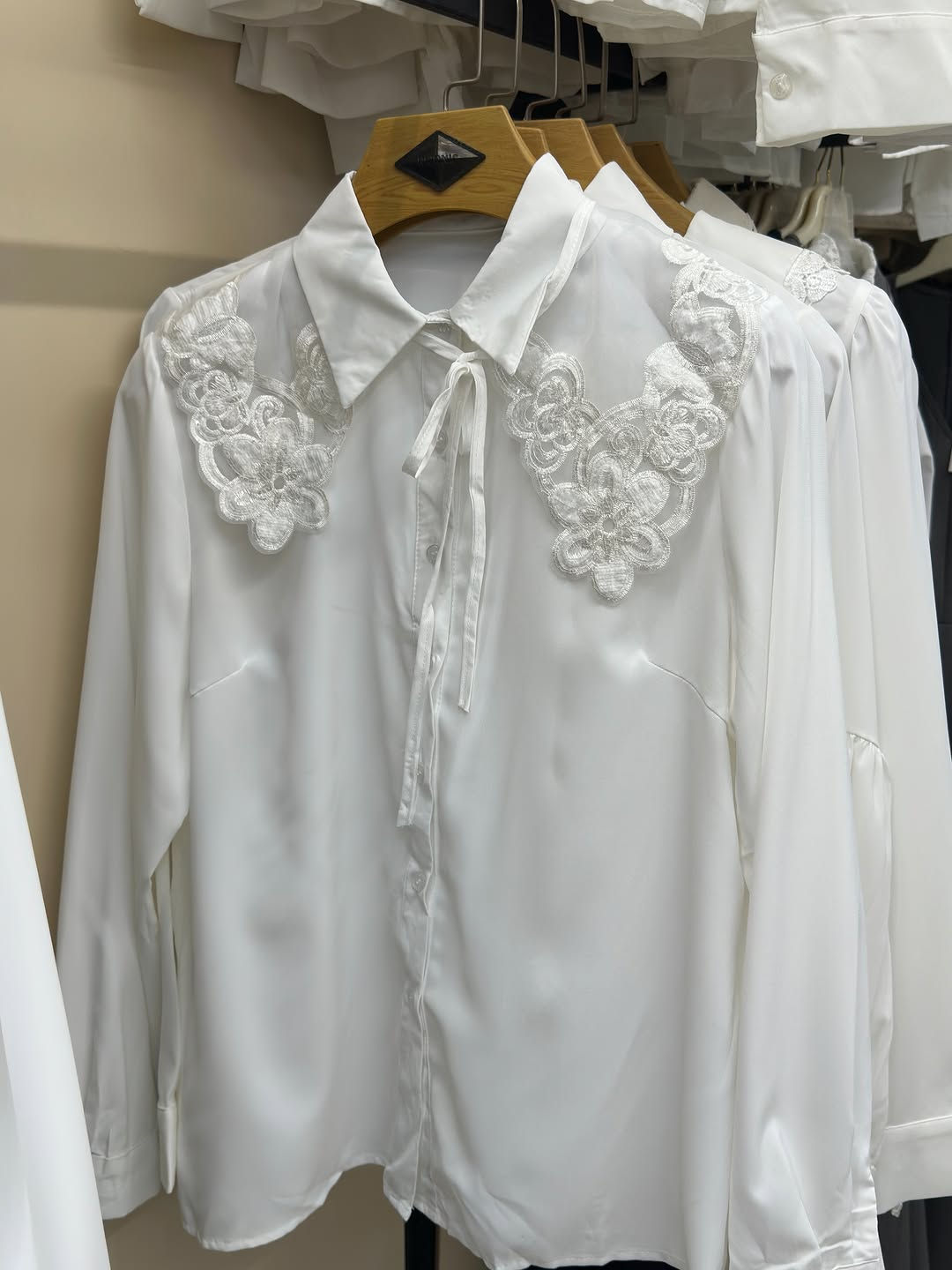 ✅نزاكه قمصان مدرسي ❤️😍👗
✅متوفر المقاسات 38-40-42-44-46
✅عنوان كوت شارع الهوره مقابيل نشاط مدرسي
✅للحجز أو الاستفسار عبر دايركت 
✅واتساب ***********#العنوان_كوت_شارع #العراق🇮🇶 #ملابس #توصيل_كوت #اكسبلور_فولو
