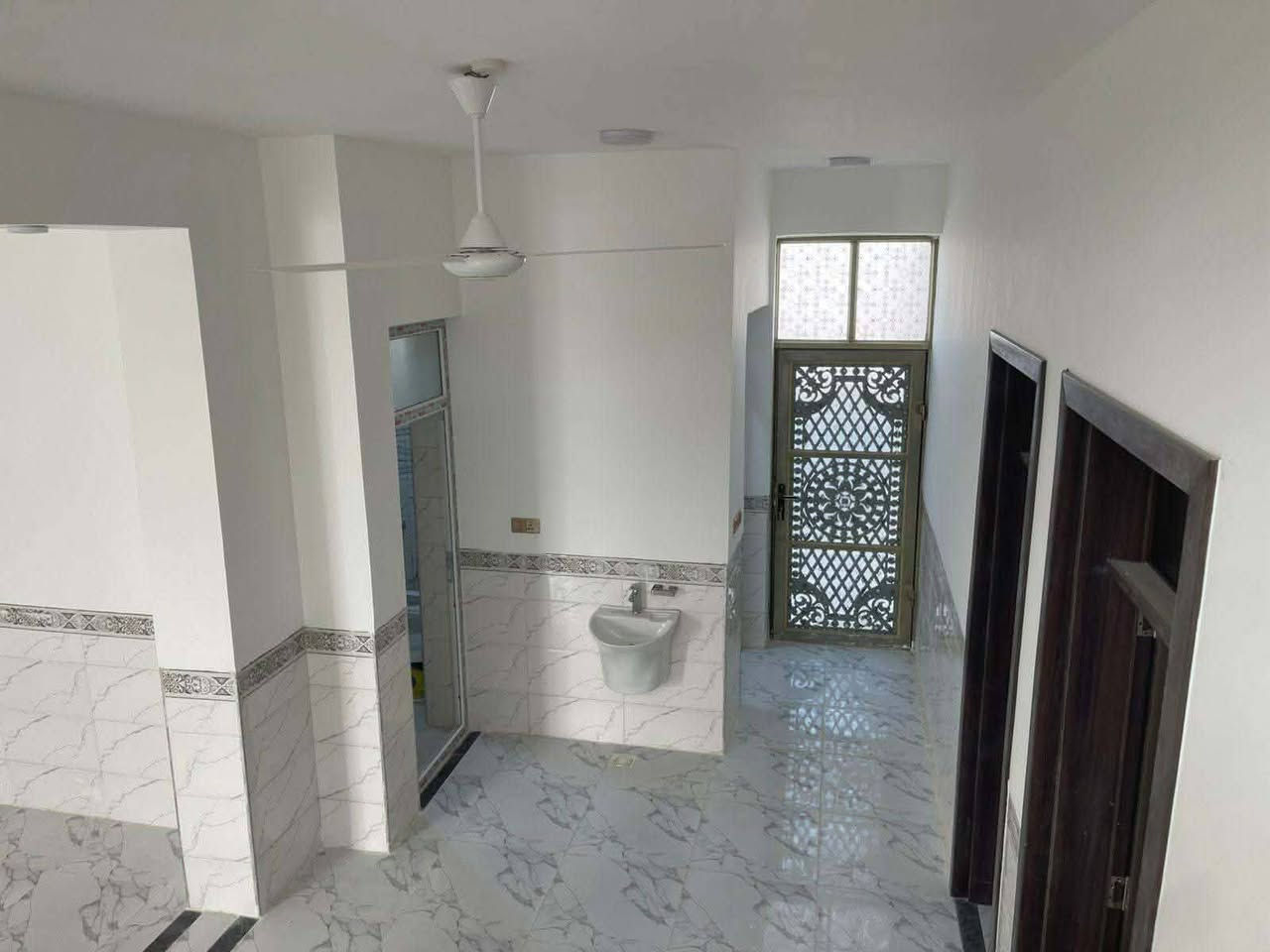 بيت للبيع في ناحية اليرموك زنكوره  على الشارع السايدين بيت جديد غير مسكون تم البناء على يد مهندس رباط ارضي بناء حجر وسمنت كتمل البناء قبل شهر تقريبا مساحة البناء 250 متر المساحة الكلية 850 خارطه حلوه مرتبه يوجد مساحة داخل السياج يمكن بناء فيها بيت ثاني  او حديقة موجود كل الخدمات ماء كهرباء مدارس روضة ومدرسة اهليه واسواق مركز صحي السعر 110 وبي مجال 
للتواصل والاستفسار على الرقم ***********
