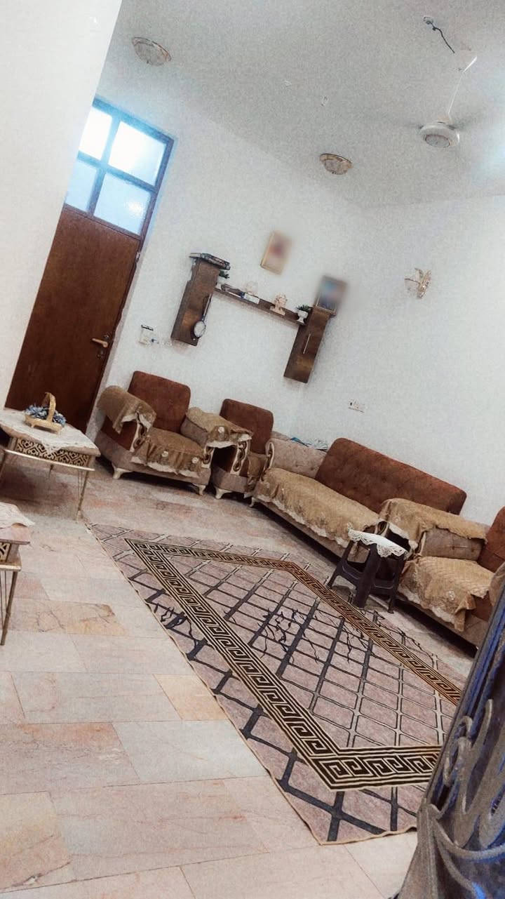 السلام عليكم بيت للبيع عنوان حصوة حي البلدية مساحة 150يتكون من الطالق الاول استقبال مطبخ صالة غرفة م طر مطبخ حار صحيات الابق الثاني صالة صحيات غرفتين ***********
