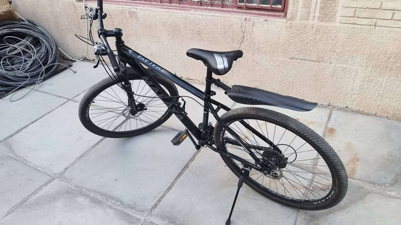 🚲 دراجة جبلية (MTB) من شركة MALAYA بحجم 29

دراجة عملية للاستخدام اليومي، تأتي بالمواصفات التالية:

⚙️ نظام سرعات 21 سرعة (3×7)
🛑 مكابح قرصية ميكانيكية
🛠️ شوكة أمامية بتعليق
🚲 استخدام خفيف جدًا، أقل من 5 كم تقريبًا

📍 السماوة، قرب تقاطع حي العسكري
💰 السعر: 180,000 دينار عراقي و بي مجال

🔍 الفحص متاح قبل الشراء.
رقم الهاتف: ***********
