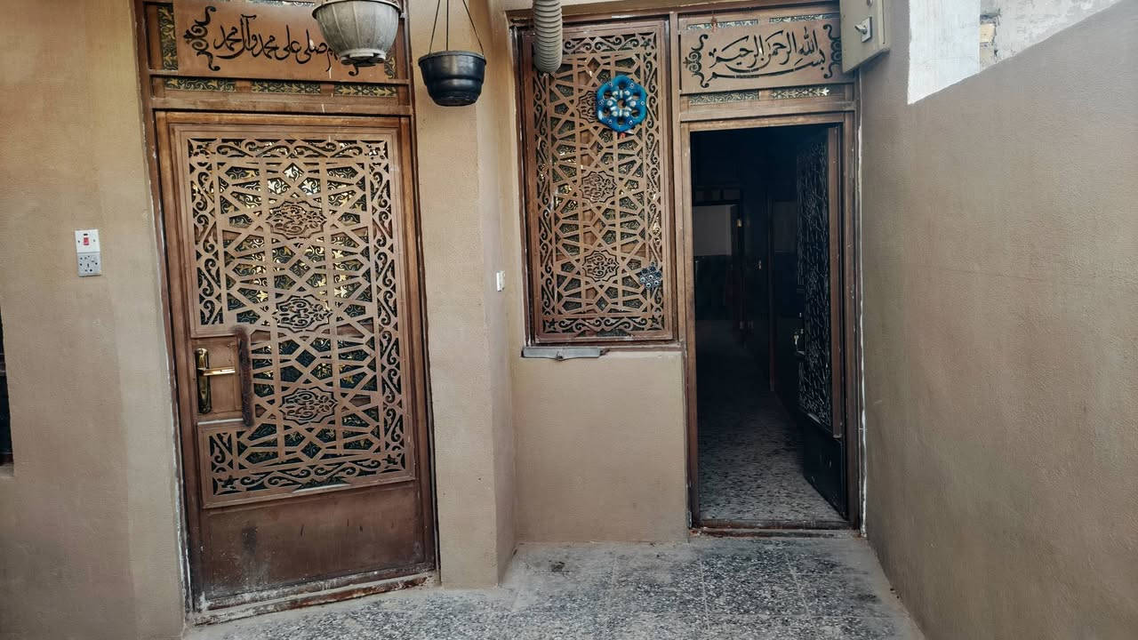 السلام عليكم دار للبيع في بغداد العبيدي شهداء الاولى قرب مدرسه رفيده مساحه ١٠٠متر كامل من كل الخدمات ماء كهرباء وغيرها قريب على الشارع السعر 50وبي ومجال للشراي البيت تجاوز الرقم‏‪***********‬‏
