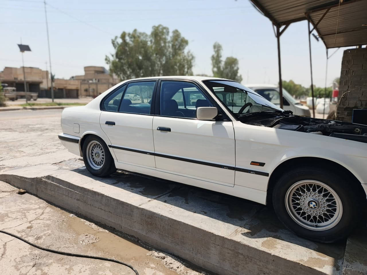 السلام عليكم بي إم للبيع 525كير محرك خير من الله تخم تاريات جديد موديل 90رقم بغداد دولي بسمي هزة جديده تحويل مباشر كهربائيات كله شغالة مكان السيارة بغداد السعر خاص مصبوغه عام بدون ضربه رقم الجوال ***********
