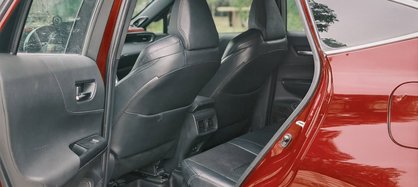 السلام عليكم 
للبيع  Toyota Venza 2021 XLE

 اللون: أحمر
 الموديل: 2021
 الممشى: 45,000 كم
 المحرك: 2.5 هايبرد
 الدفع: AWD دفع رباعي
 القير: أوتوماتيك CVT

 مواصفات وتجهيزات السيارة:

 الداخلية والراحة
• داخلية جلد
• كشنات كهربائية
• تدفئة وتبريد للكشنات
• سستم صوت JBL
• كونترول لمس
• جام 4 أبواب أوتو
• تبريد ما شاء الله ثلج 
• مرآة وسطية عاكسة للضوء
• صندوق كهربائي ذكي
• البيبان والصندوق فتح بصمة
• ترحيب عند الاقتراب من السيارة

 الأمان وأنظمة القيادة
• حساسات أمامية وخلفية
• كاميرا
• رادارات 360 درجة
• مانع تصادم أمامي وخلفي
• توقف ذاتي أمامي وخلفي
• نظام مساعدة/قيادة ذاتية
• أنظمة Toyota Safety Sense
• أنظمة الثبات والفرامل الإلكترونية
• عدة وسائد هوائية

 الإضافات
• سبايدر خلفي
• راكات بلادية
• جنوط ألمنيوم
• دفع رباعي AWD
• نظام هايبرد اقتصادي

 حالة السيارة
• الصبغ: جاملوغ + الباب الأمامي اليمين + البنيد+ لباب الخلفي 
• السيارة واضحة بالفحص وما بيها إخفاء للملاحظات
• مناقصة كلشي والحمدلله
• الصيانة باستخدام دهن Amsoil الأمريكي الأصلي
• بنزين فقط محسن

 سيارة نظيفة ومواصفاتها عالية، والممشى 45 ألف كم.

رقم الشاصي وصور الحادث مع الصور 

 للتواصل: ***********

185 ورقه وبيها مجال
