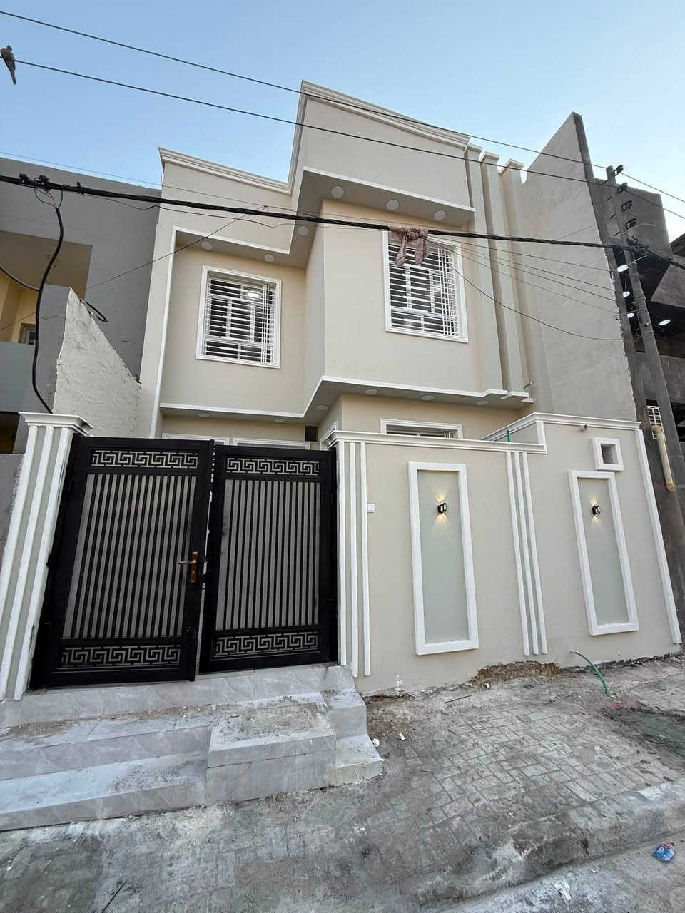 بيت حي المهندسين 
طابقين قرب الحديقه مال ساحه الرمل 
مساحه 150 سنه اابناء 2026 نوع البناء طابوك بل كامل 6 غرف منام وصاله ومطبخ وصحيات وستقبال وكراج وجموعه صحيات 3 السعر 328 مليون
هـ ***********
هـ ***********
