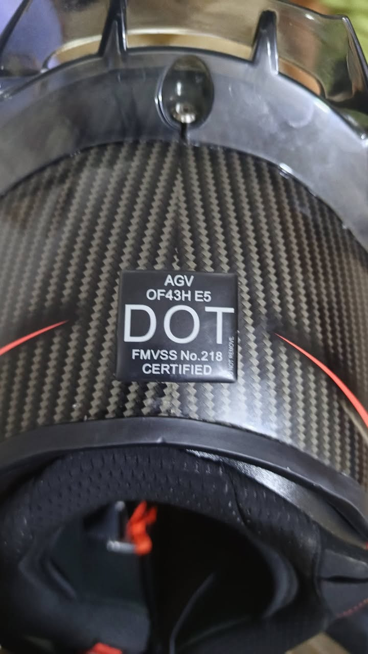 عندي هاي الخوذه كوالتي ماستر كاربون فايبر AGV Pista GP RR Carbon (Master Quality / Replica)
كلش نضيفه شكد تسوه 
***********
