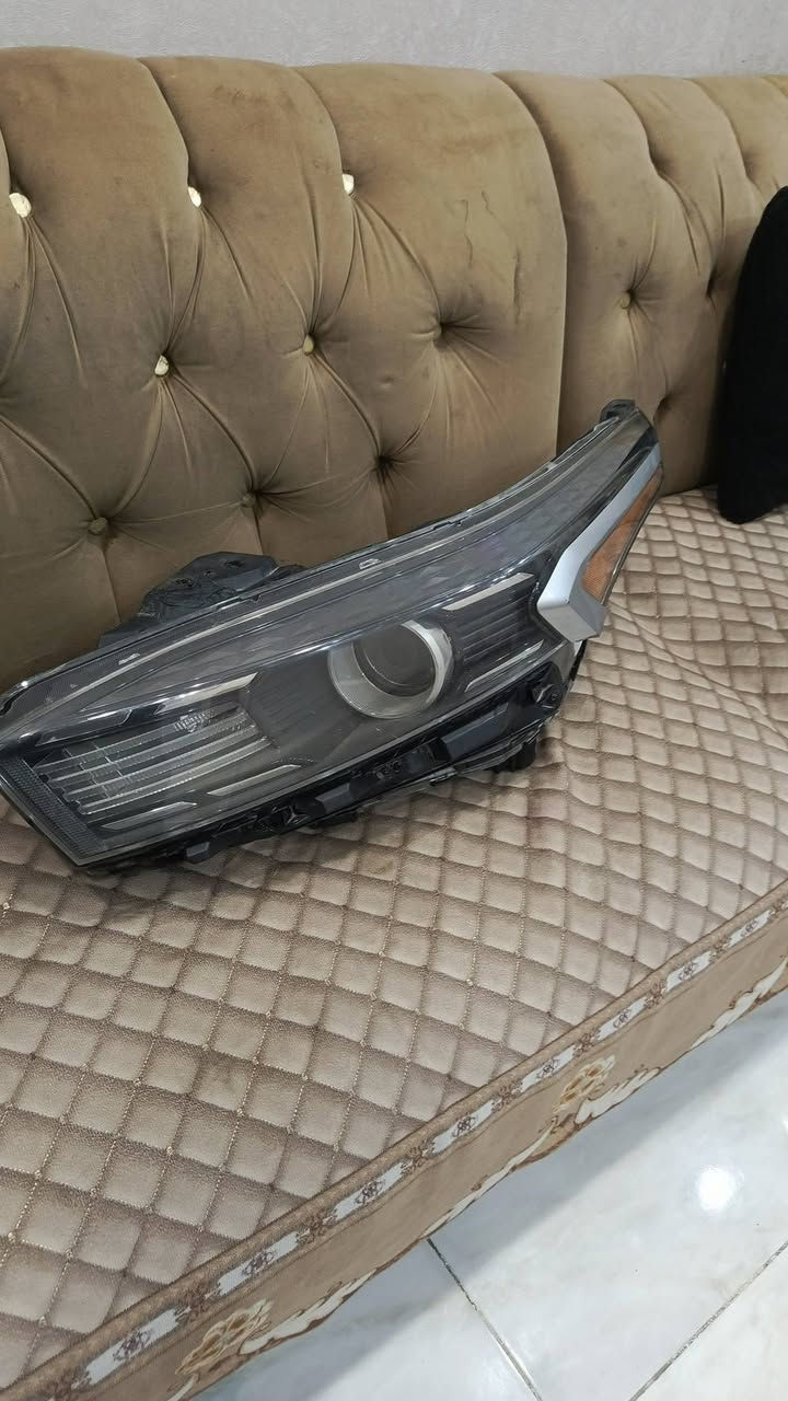 السلام عليكم
 اليت فورتي مديل 23 اصليات اليسره عادي اليمنه ابل لد بس الجامه مكسوره 
*********** بغداد الا مين  300 ثنينهن
