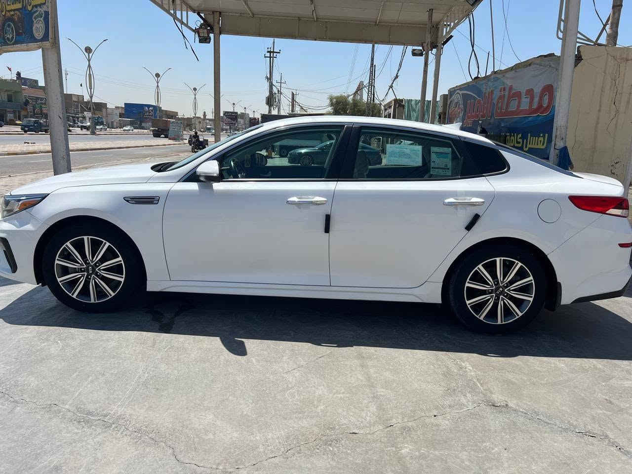 اوبتيما وارد امريكي ٢٠١٩ شكل ٢٠٢٠ ماشيه ١٠٠ الف حادثها سحبه بسيطه بالخلف ما واصله للحوض
سنويه مجدده لل ٢٠٣١ باسمي مواصفاته كشنات تدفئه تبريد وخزن مميموري رادارات  خلفي امامي كاميرات خلفي امامي  مري شفط السياره بصمه وبقية مواصفات الكوري معروفه كير مكينه مكفول وما مفتوح سعرها ١٤٣ وبي مجال بسيط مكان السياره ديوانيه باسمي مداور ثاني يوم ***********
