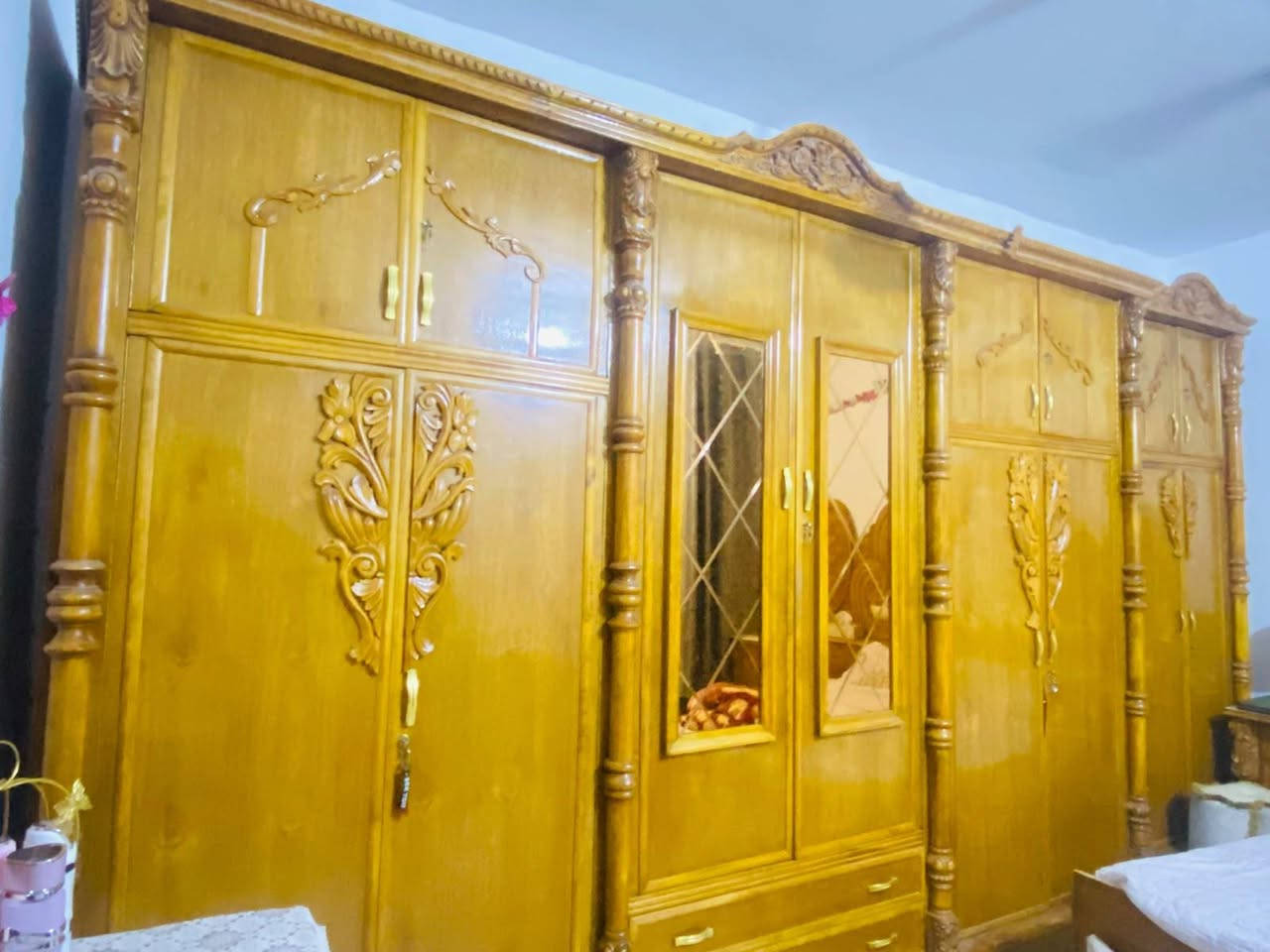 السلام عليكم غرفة اخشاب نضيفة جدا للبيع
*********** بي واتساب
