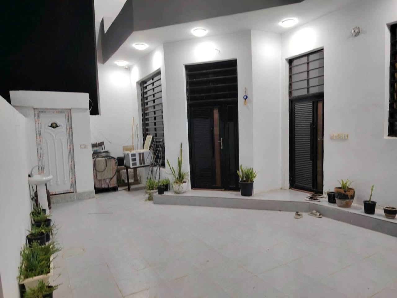 🏡 بيت للبيع في حي رحمان – بناء جديد
📐 المساحة: 200م²
🏠 طابقين – بناء حديث ومتعب عليه من كل النواحي

🔹 الطابق الأول:
• غرفتين
• صالة
• مطبخ
• كندور
• مجمع صحيات

🔹 الطابق الثاني:
• غرفتين نوم
• هول
• مجمع صحيات

✅ كافة الخدمات متوفرة:
⚡ كهرباء | 💧 ماء | 🛣️ تبليط
📏 عرض الشارع 10م

📍 الموقع: حي رحمان، قريب على شارع كربلاء
⭐ موقع كلش مميز ومناسب للسكن العائلي.

📞 اتصال: ***********
📲 واتساب: ***********
