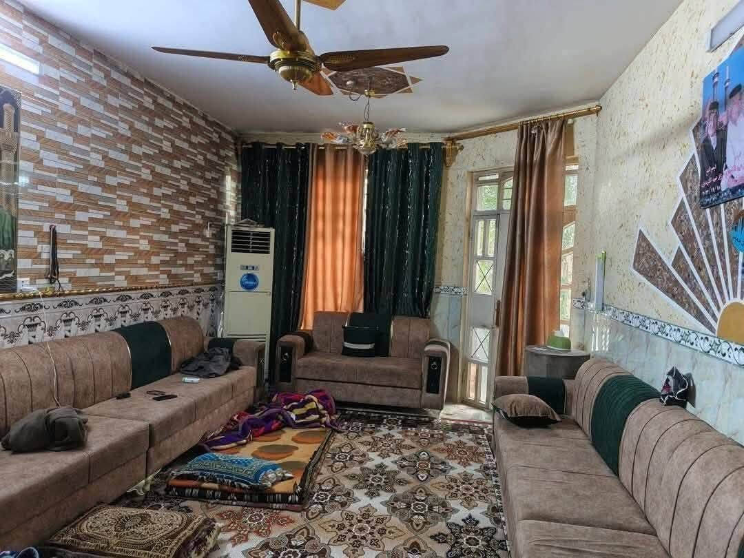 الدار للبيع مساحة 232 ونص 
مساحه 232 ونص ،واجهه 7,5. ونزال 31
كراج *حديقه*استقبال*مطبخ*صاله* حمام ومنور*غرفتين نوم *طابق الثاني *غرفتين نوم *حمام وصاله ,وسطحين
بناء 2010
شارع المدارس السعر ٢٥٠مليون  المراجعه مع مكتب دلالية ابو فراس العتابي *********** وابو محمد الشمري ***********🌹🌹🌹

