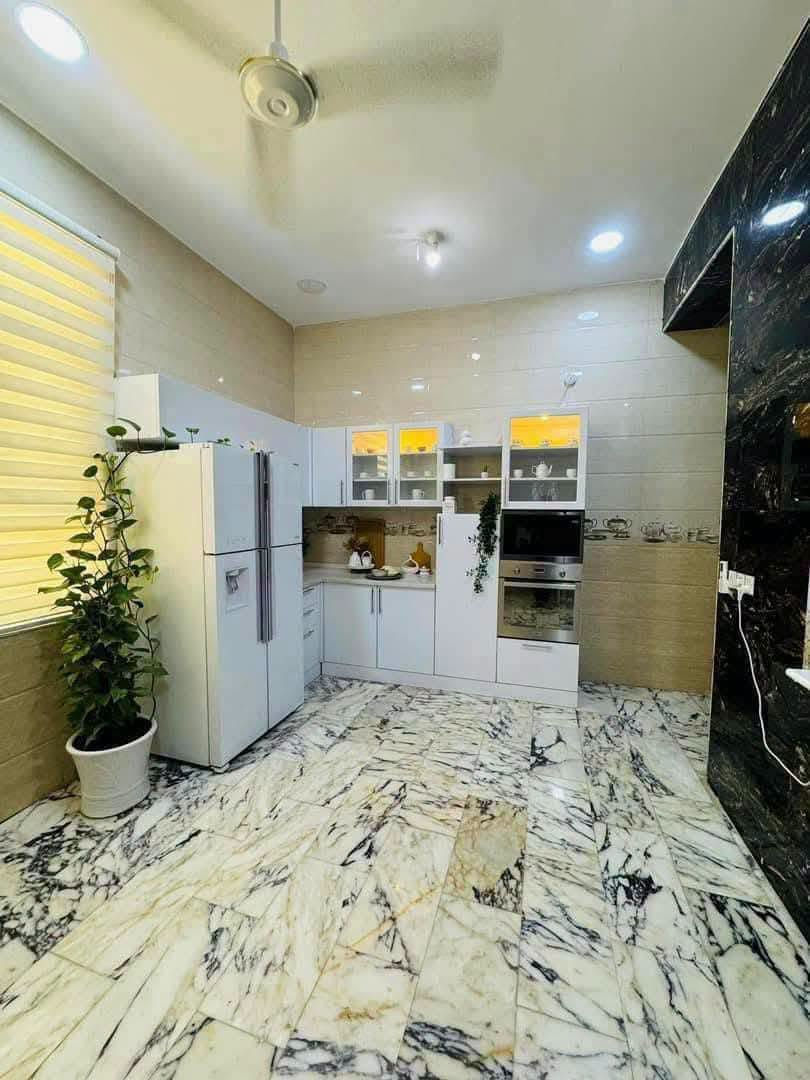 دار للبيع بناء حديث حله نادر الثانيه خلف معمل النسيج

مساحته 200متر طابو صرف

الواجهـــــــــة  10متر
النــــــــــــزال  20متر

طابقين ثلاث غرف نوم وصاله ومطبخ وحمام ومطبخ ومجمع صحيات وطارمه

عرض الشارع 15متر تبليط مجاري كافه الخدمات 

لـــلاســــتـــفـــســـار ***********
***********
مراجعة مكتب سومر للعقار نادر الاولى على الشارع الخدمي قرب حسينيه حنتوش
