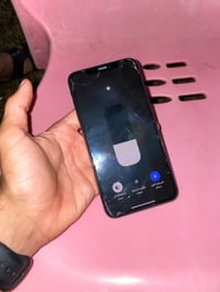 Xs max  ذاكرة 256  بطارية 77 كلشي ما مبدل بية جهاز نضيف  سعر 250 وبيه ...