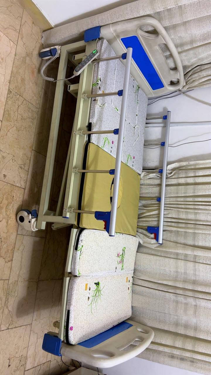 سرير طبي كهربائي استعمال جدا بسيط يعتبر جديد للبيع سعر الشراء مليون وربع قدر واخذه مع ملحقات(غير مستعملة) 
١'. حامله مغذي
.٢. معجانه غسل الراس عدد ٢
٣. خشبه ميز طعام 
٤. ريموت ل
رفع الاقدام
رفع الجزء العلوي
تقليب يمين ويسار 
تحويل السرير لكرسي
مع وحود فتحه  كتواليت 
***********
