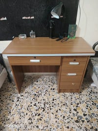 مكتبة دراسية • ضرر بسيط • اليده موجوده