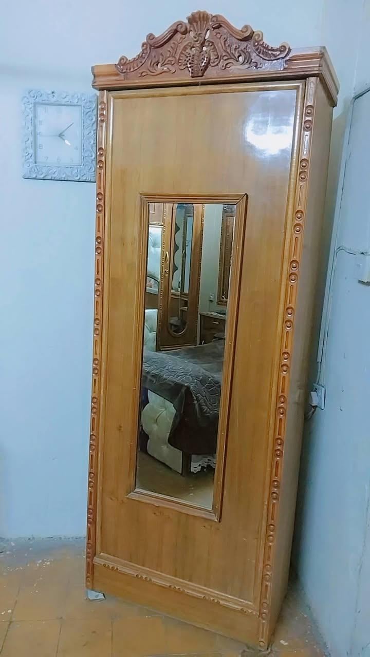 ياالله غرفة نوم درجة أولى خشب اصلي نظافة ٩٠%  6 وملحق داخل وخارج صاج سعرها ٨٥٠ وبيها مجال قليل لان اريد انقل الغير بيت بغداد مدينة الحرية سوك دباش توصيل موجود على المشتري تجي واتشوفها بعينك ***********
