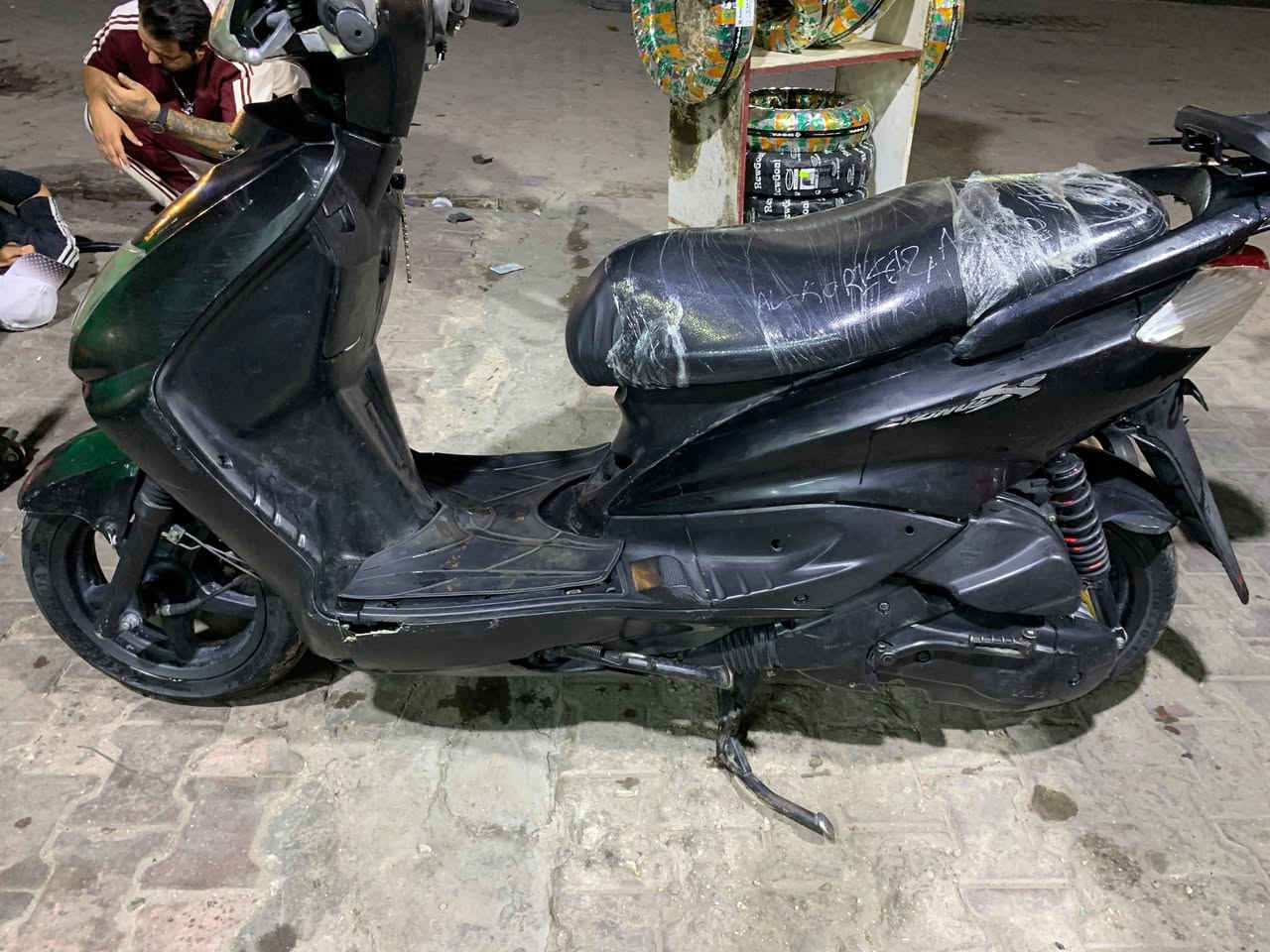 سكنس 110 ياباني استان حساس الدراجة جديده مابيها نقص كله شغال وابلادي كهربائيات دبلات تايرات كله شغال قفل استيرن قفل جنطه ابريكات خلفي امامي اوراقها كامله الدراجه خير من الله مابيها نقص شي دهن جديد    السعر 550 بيها مجال  مكاني بغداد مدينة الصدر  ***********
