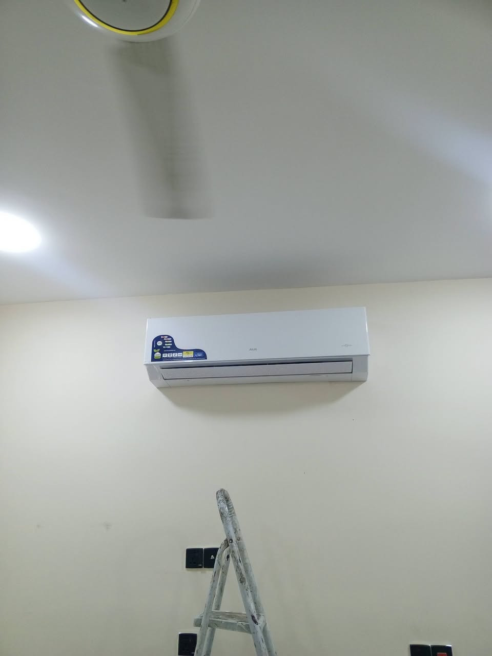 ورشه تبريد متنقله في بغداد 🌐 
لتنصيب وتركيب سبالت ❄️ وفتح سبالت ❄️ وغسل وتنظيف جميع انواع السبالت 💧
📍(نصلكم جميع مناطق بغداد 🌐) 
////////////////////////////////////////////////
♦️جزء من اعمال ورشتنه لهذا الاسبوع ♦️
1️⃣ تنصيب سبالت نوع توسوت TOSOT البلسان 2طن 3طن غاز 410R في منطقه المنصور/ ولبياع
2️⃣ تنصيب سبالت نوع (كري/ميديا/اوكس/LG/TCL) تحكم بالامبيريه 
3️⃣ فتح سبالت أخرى مع غسلهن عدد 3💧
✅ نصلكم جميع مناطق بغداد 🏠
✅ سرعه في إنجاز العمل مع ضمان 

⭕ للتواصل عبر الرقم:
📱*********** واتساب ✅ 
او مراسله الصفحه 📩

نص مكتوب في الصور:
- ***********