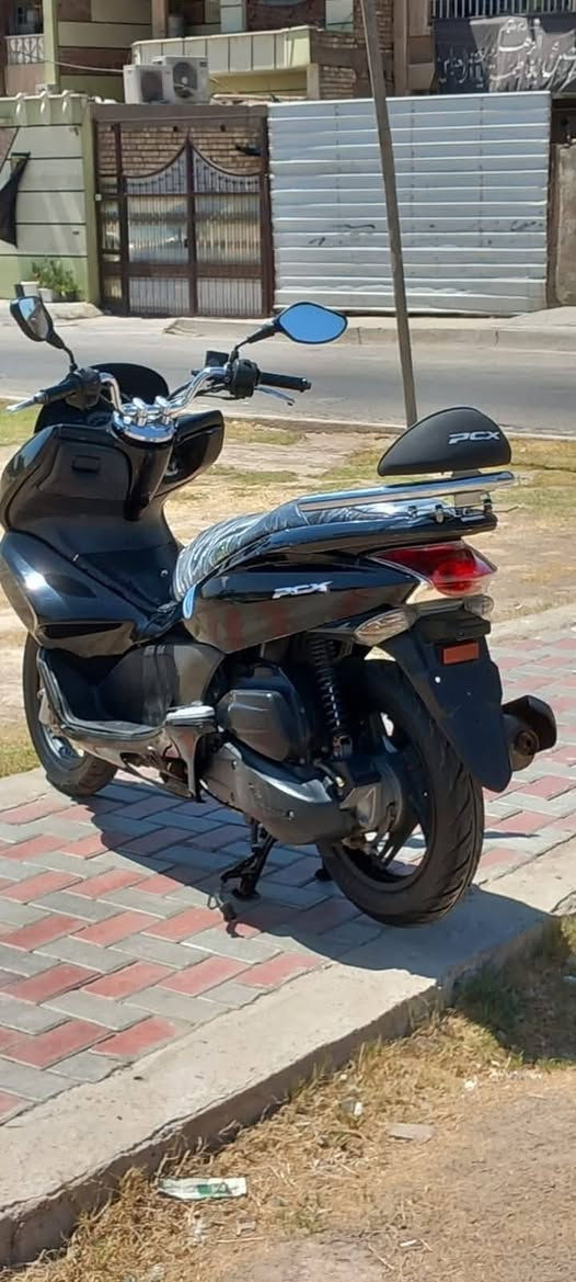 سلام عليكم.... دراجة للبيع بي سي اكس جيل الاول  سكليتر خطين  استان حساس ازدحام  بلاديه كلة شغال   كهربائيات اشاير لايت كلة شغال تخم تايرات جدد دهن جديد جيب فيتر وفحص عنوان بغداد مدينة الصدر مقابل مطعم ليمونه للإستفار )***********
