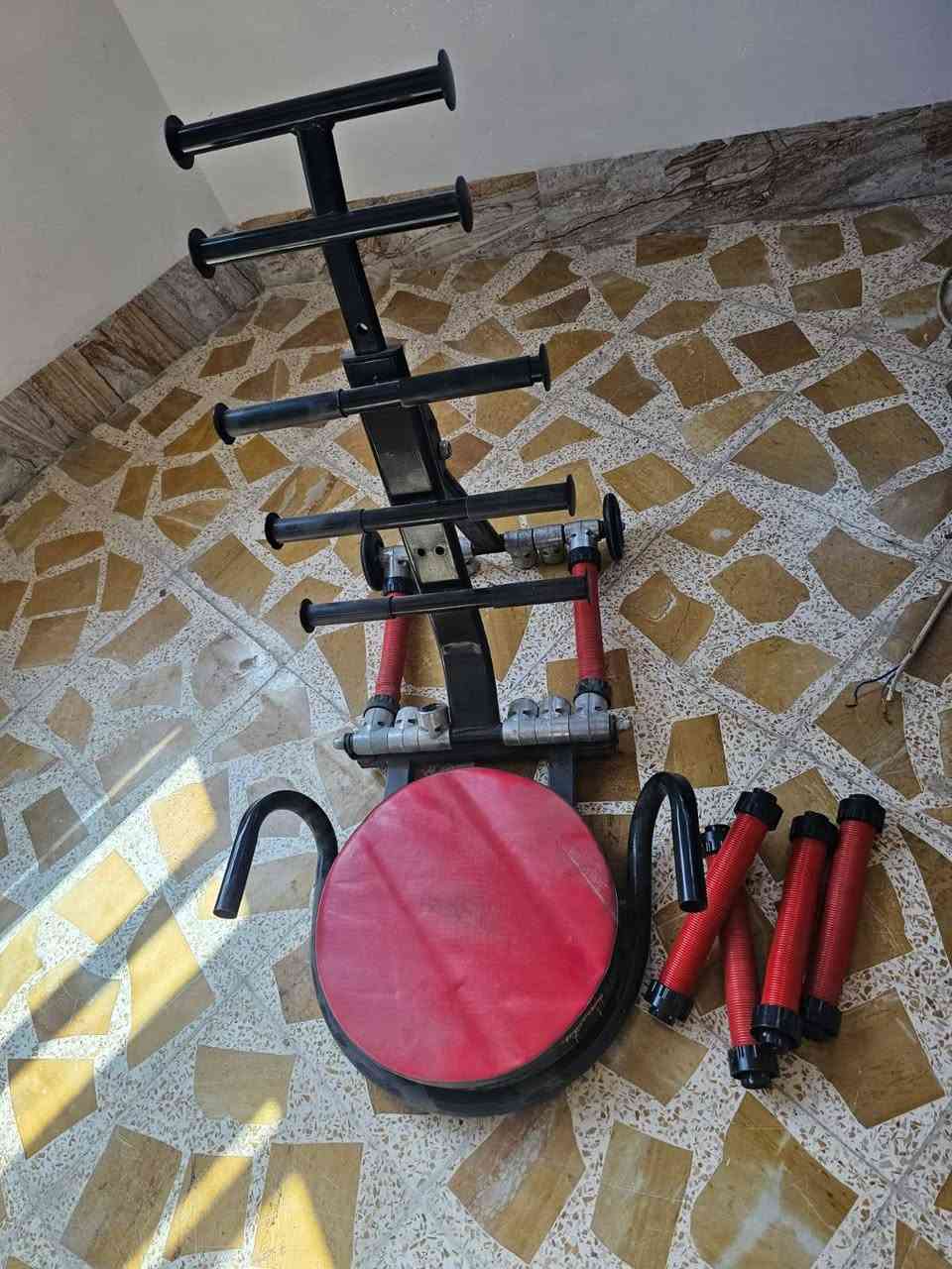 طاولة طعام • جهاز رياضة • جهاز تدليك رجلين