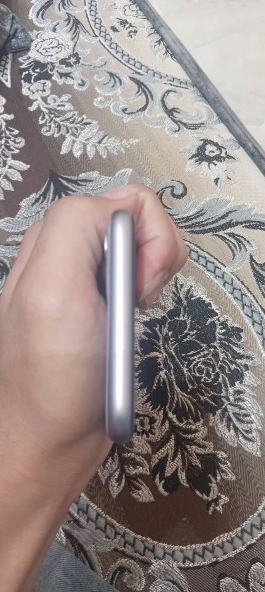 ايفون ١١ • ذاكرة ٦٤ • بطارية ٦٩٪