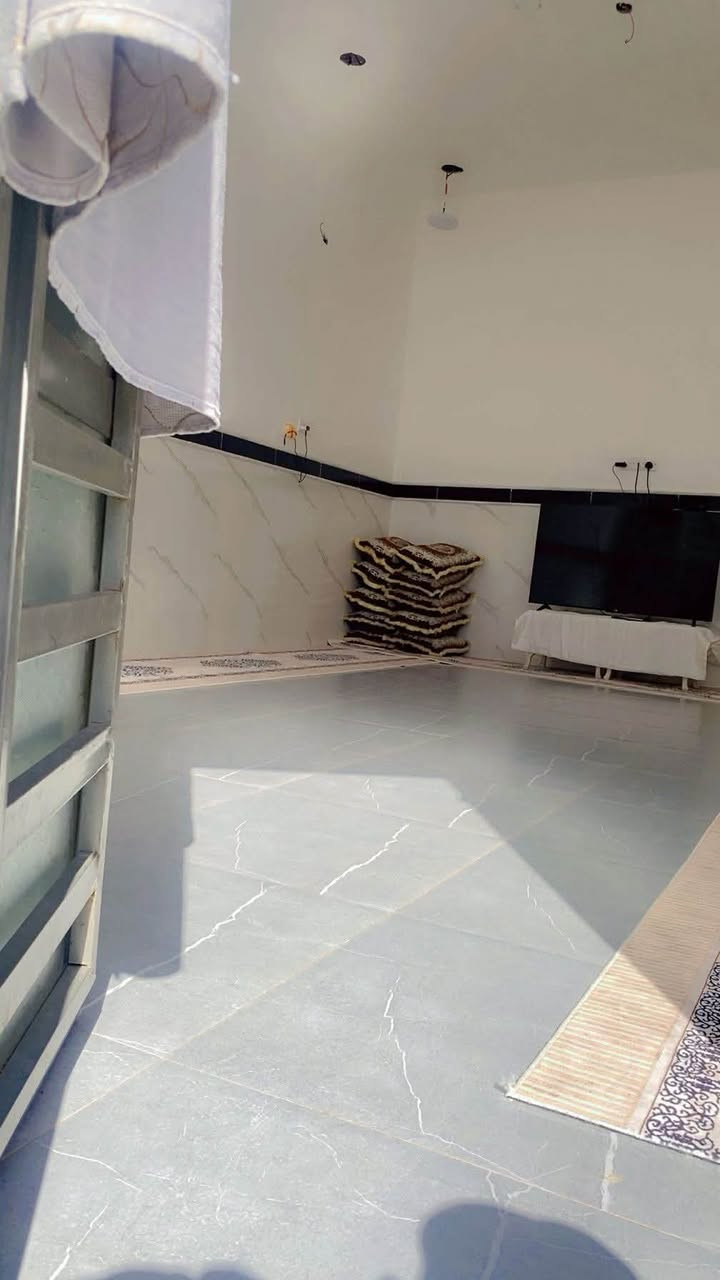 🏠 بيت للبيع - 200 متر - حي المشتل الثاني
✨ بناء طابوق درجة أولى وبناء حديث ✨
📍 الموقع: المشتل الثاني - قرب عمارات المعهد - قريب ع الشارع العام
📐 المساحة: 200 متر مربع
🏗️ نوع الملك: زراعي - كامل الخدمات
التفاصيل:
✓ غرفتين (5×4)
✓ صالة جبيرة (8×4)
✓ استقبال (7×4)
✓ مطبخ حار + مطبخ بارد
✓ ساحة جبيرة + ثنين مناور
✓ صحيات داخلية وخارجية
💰 السعر: 65 مليون وبيه مجال
📞 للاستفسار: ***********
