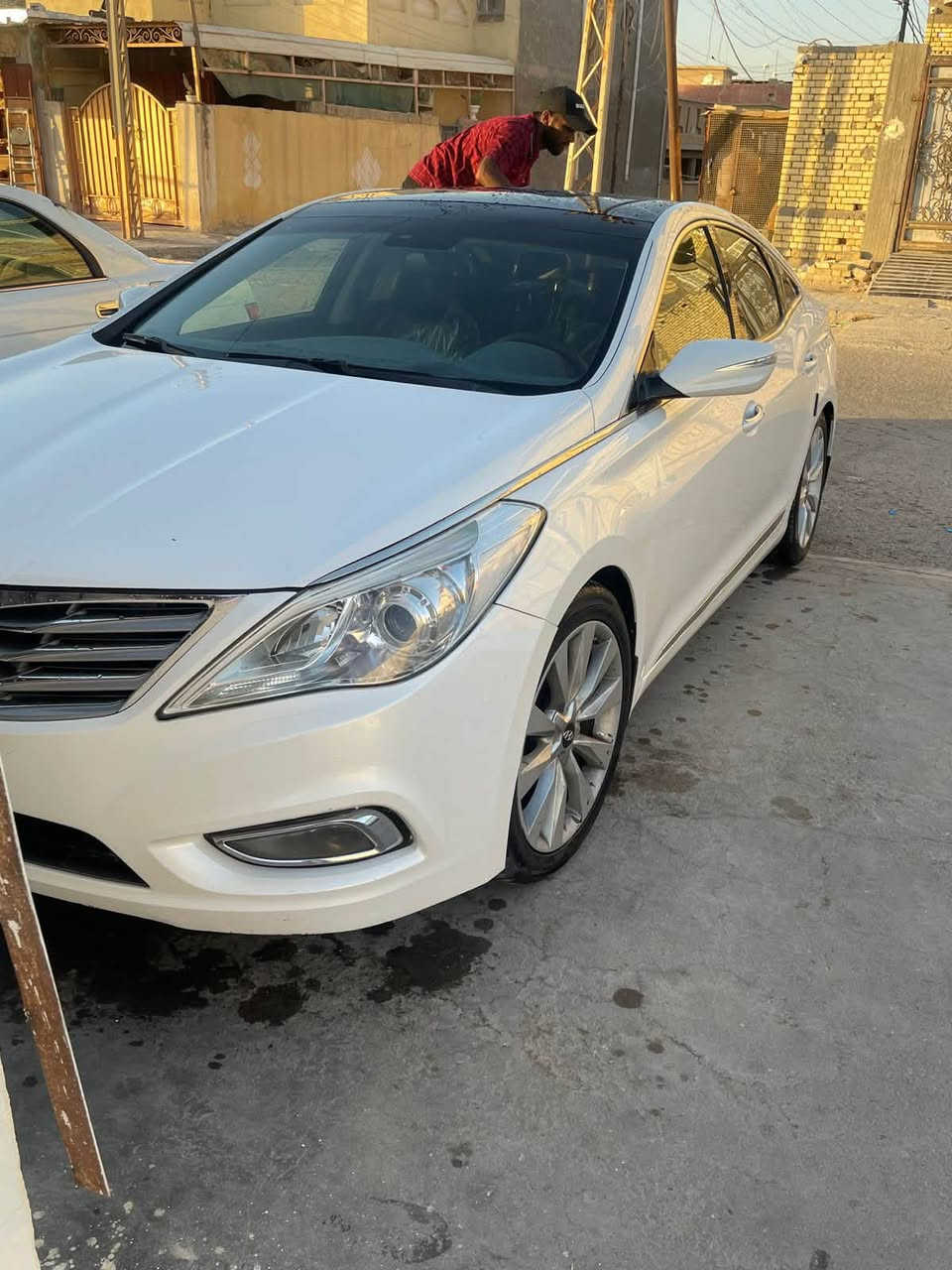 ازيرا 2014 خليخي فول مواصفات 

السياره كفاله ماعدا بارد جوا الباب الخلفي شوف العين مايبين
وبيها بالمدكر طخه راجعه PDR  السياره بدون صبغ ومعجون 
السياره رقم بصرة ب اسمنه 
مكان السياره بصرة 
مراوس وبيع
***********
