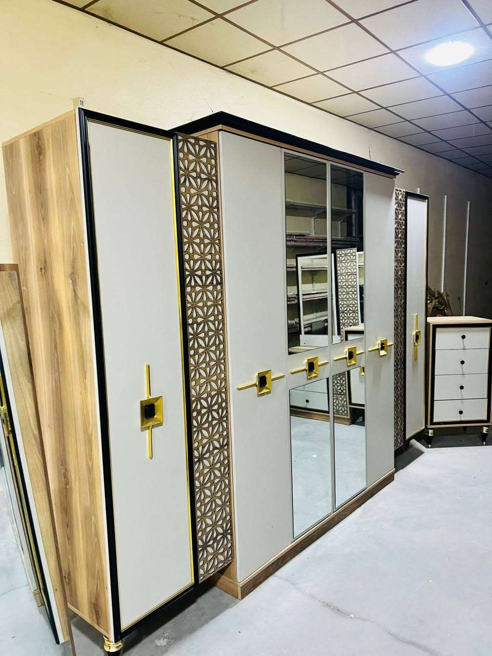 السلام عليكم غرفه تركيه للبيع نظيفة كلش ما بيه اي ضرر ما اجيب شي تعبان. خاليه من لكسر والرطوبة لجربايه جك مخزن ولشازلون مخزن اي استفسار اتفضلو خاص هذا رقمي *********** واتساب موجود
