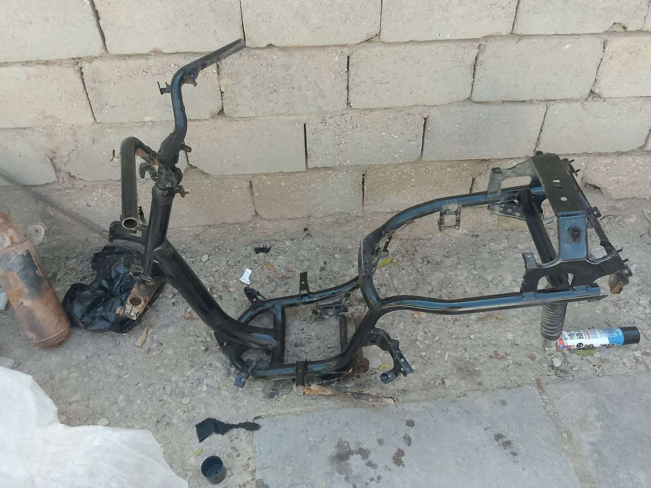للبيع 
هيكل نظيف ولا غلطه فقط ب14الف
قبق كلجات فقط 12الف
وياله امامي وخلفي فقط 20الف ويل خلفي يجي وياه تاير  
كور نظيف مابيه اي غلطه 30الف
سبايدر اسود ب9الف
. دبلات حاويه اصلي فقط ب25بيه 
اكسل تاير خلفي 26الف
وكذالك ايظا عندي صالنصه فقط ب15الف نظيفه كاتم

للطلب وستفسار رقم هاذه
‏‪***********‬‏
