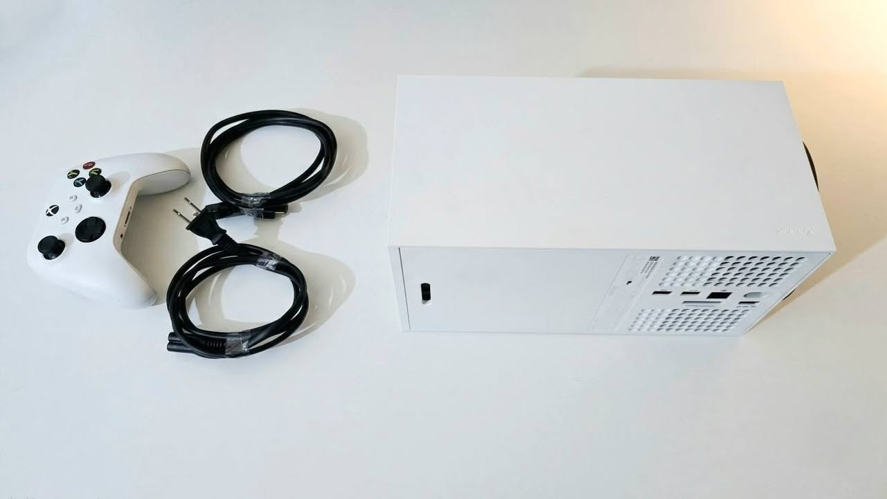 ⚪ اكس بوكس سيريس اكس ديجتال - 1 تيرا بايت ⚪
XBOX - SERIES X DIGITAL  - 1TB 
 اللون الابيض الثلجي .
 نظافة 1000% ( كما في الصور )

+ جويستك الشركة الأصلي
+ يو بي اس ups 850va  

🟡+ مكتبة العاب : من 25 لعبة :🟡

1. ريد ديد ريدمبشن 2 - ألتميت اديشن (Red Dead Redemption II)
2. أساسنز كريد أوديسي – ألتيمت إديشن (Assassin's Creed Odyssey – Ultimate Edition)
3. هيتمان 3 - النسخة الأولى (Hitman III)
4. هيتمان 3 - النسخة الثانية (Hitman III)
5. ذا ووكينغ ديد: الموسم الأول (The Walking Dead)
6. ذا ووكينغ ديد: الموسم الثاني (The Walking Dead: Season Two)
7. ذا ووكينغ ديد: أ نيو فرونتيير (The Walking Dead: A New Frontier)
8. تراك وورلد: أستراليا - فيرست هول (Truck World: Australia - First Haul)
9. ديمون إكس ماكينا: تايتانيك ساين - نسخة ديمو (Daemon X Machina: Titanic Scion - Demo)
10. باتلفيلد 4 (Battlefield 4)
11. باتلفيلد 1 (Battlefield 1)
12. باتلفيلد 5 (Battlefield V)
13. كول أوف ديوتي: مودرن وورفير 2 (Call of Duty: Modern Warfare II)
14. كول أوف ديوتي: مودرن وورفير 3 (Call of Duty: Modern Warfare III)
15. أساسنز كريد أوريجينز (Assassin's Creed Origins)
16. ديستني 2 (Destiny 2)
17. ديلتا فورس (Delta Force)
18. إي فوتبول (eFootball)
19. روكيت ليغ (Rocket League)
20. وار ثاندر (War Thunder)
21. أسفلت ليجندز يونايت (Asphalt Legends Unite)
22. سبليت جيت (Splitgate)
23. تيل مي واي - الفصل الأول (Tell Me Why - Chapter 1)
24. ريترو كلاسيكس (Retro Classics)
25. كاندي كراش ساجا (Candy Crush Saga)

🔴🔴 السعر : 850 الف قفل ✅ لذلك الرجاء عدم الاحراج في التعليقات او التواصل ، اذا ما عجبك السعر اترك الجهاز ، وكل الهلا بيكم 🌷 🔴🔴

🟡🟡 لا يوجد توصيل داخل بغداد ..🟡🟡
مكاني بغداد شارع فلسطين ، الجهاز معروض عند متجر الكترونيات في شارع فلسطين .. تفحص في المتجر على راحتك .. يلا تشتري .. وتدلل 🌷✅

🔴 واذا كان خارج بغداد - لا يوجد فحص 
تسلم المبلغ للمندوب ، يلا تستلم الجهاز .🔴

للتواصل واتس اب : ***********
الرجاء فقط الشراي يتواصل .. بدون احراج .. 🌷
