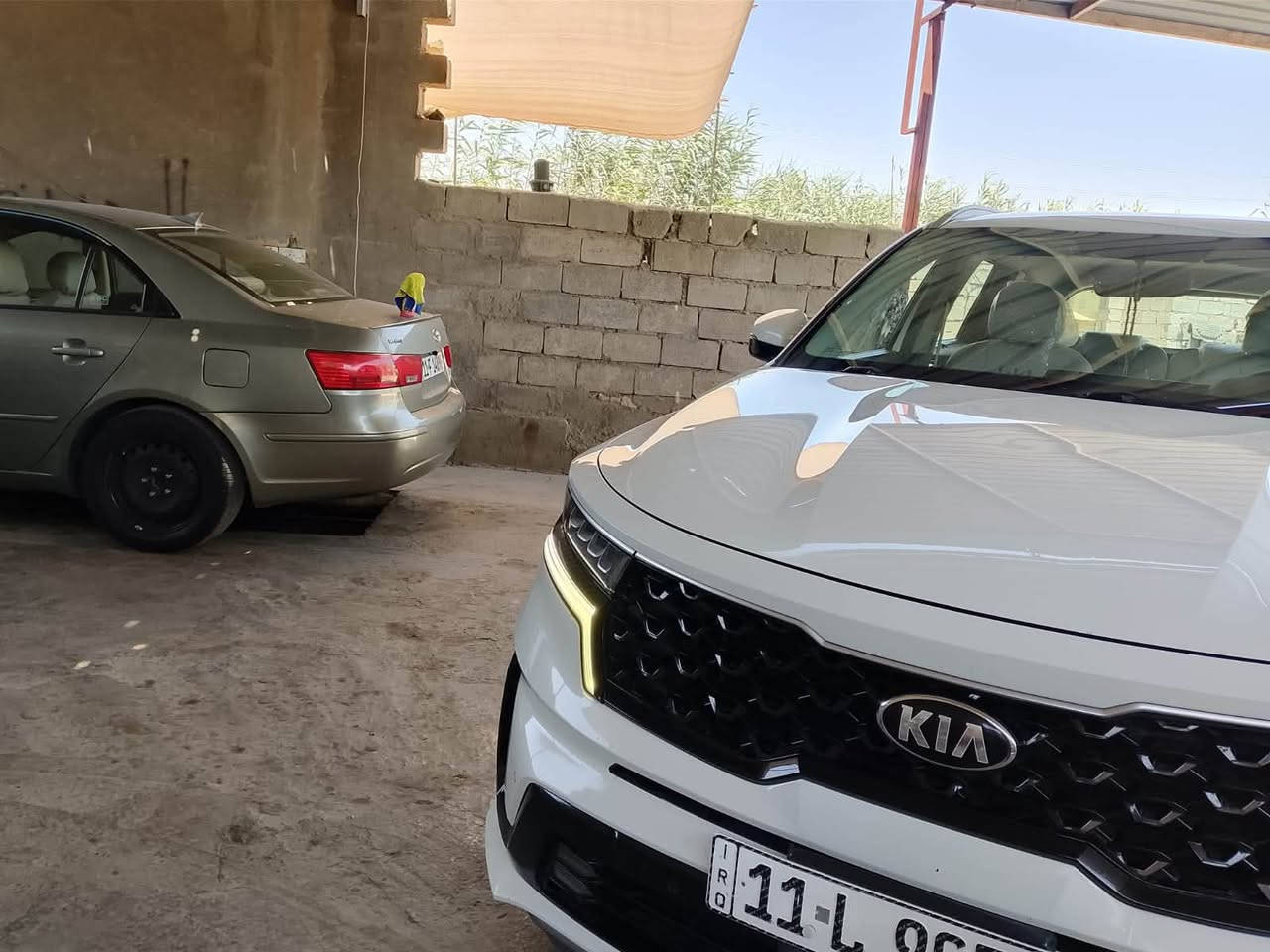 كيا سورنتو 2021 للبيع 
* كفالة عامة.
* خالية من الصبغ والضرب 100%.
* المحرك خير من الله، ما مفتوح نهائياً.
* الكير والشاصي بحالة ممتازة.
* السيارة نظيفة جداً، ولا تحتاج أي صرف ماشية 64 الف كيلو محرك 6 سلندر 
7 راكب خليجية 
تبريد 3 قطع
رقمها بغداد (انكليزي )
كشنات كهرباء 
تحكم ستيرن 
تثبيت سرعة 
تشغيل بصمة
كامرات وحساسات 
السعر 250 وبيها مجال قليل 
الاستفسار ***********
