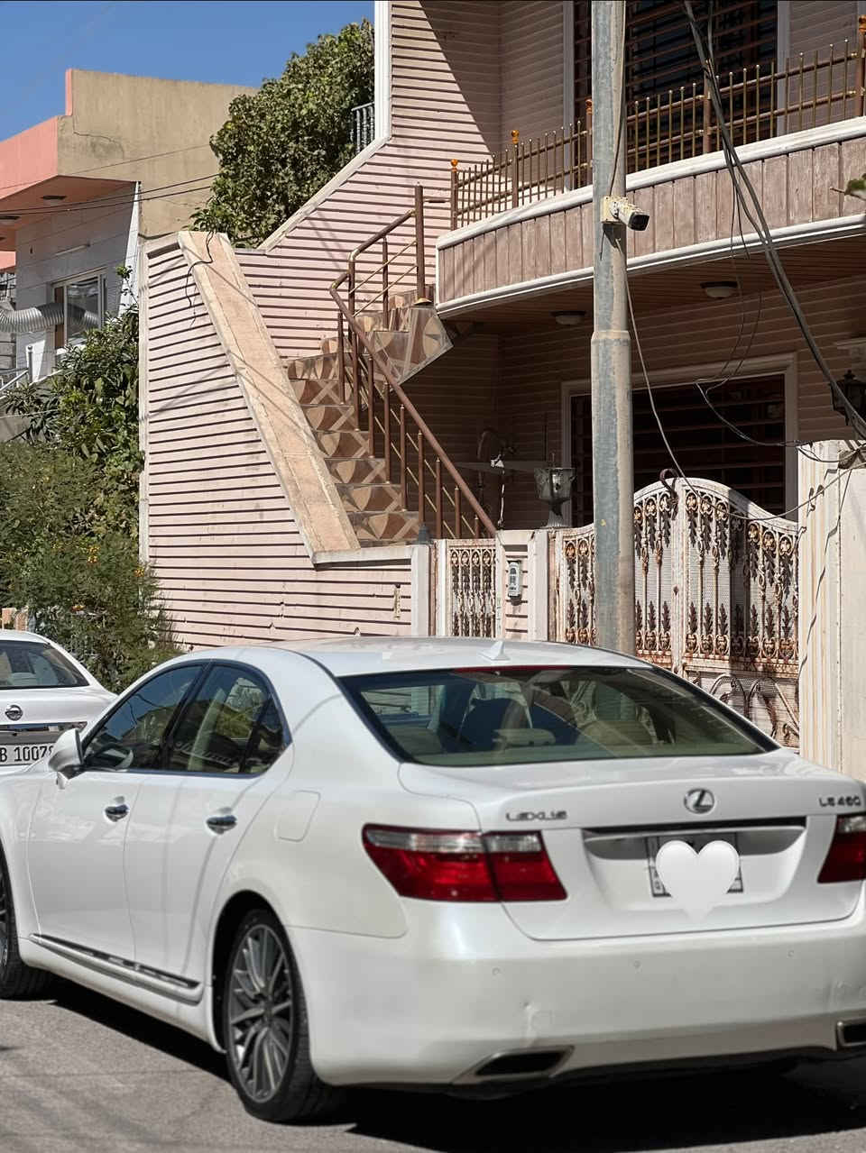 مۆدێل 2008 lexus هەرهەموو گیانی بەشەرت گێڕومەکینەو کامل کارەبایاتی و تەبریدو Abs هەموو شتێکی بەشەرت سەیارەکە ساغە و محەوەر نیییە ٤ پارچەی لەسەر ساغی بۆیاخە سەیارەکە کۆدە.     مواسەفات: دەبڵ زۆنە ٤ کوشنی ساردو گەرم سوکانو ئاوێنە کارەبای و هیتەرە ڕادارە Auto Holda کامێرایە ٣ مۆدی کوشن خەزەنی هەیە برێک بەسمەیە پەردەی جامی دواوە کارەباییە ناو زەردە کوشن Vip یە دەرگاو سنوقی سەحبە(شەفتە) یەکدینار مەسرەفی تیانە تەنها 230000ڕۆشتوە.                                                          سعرەکەی90$مەجال.                                                                ڕەقەم ***********

