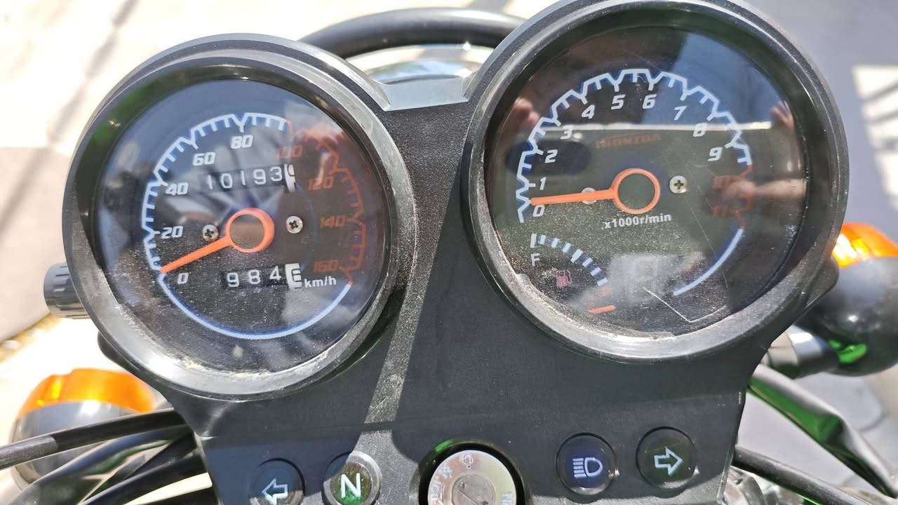 ماتوری هۆنزدا 
مەکینە 200cc
 ڕۆشتوە 10,000km
ماتوریکی زۆر پاکەو مالی دۆستە 
بۆ کرینی پەیوەندی بەم ڕەقەمەوە کەن ***********
