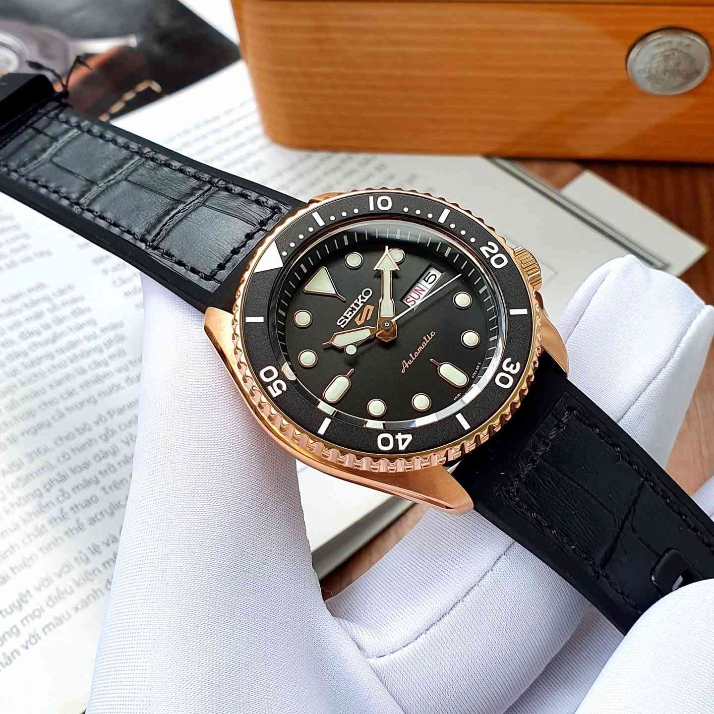 فخامه ، شي فاخر من الاخر 
Seiko 5 sport Original 
اصلي وكاله اليابان حصرا ✅
مطلي بماء الذهب روز طلاء ثابت
رقم الموديل :srpd76k1
نظام الحركه : اوتوماتيك +  تعبئه يدويه  شحن يدوم حتى ٧٢ ساعه
نوع المعدن : ربر لاتيكس طبي مطعم بجلد طبيعي بالكامل ضد الصدأ ، تغير الون ، الحساسيه مطلي بالايونات 
رنگ دوار
نوع الزجاج : زفير مقاوم اعلى جوده زفير مقاوم للخدش 
كشف خلفي ، المكينه ظاهره 
مقاومه الماء : ضد الماء وحتى عمق ١٠٠ متر 
العنوان : بغداد شارع فلسطين تقاطع النخله مقابل جسر المشاه 
*********** للاتصال والاستفسار
