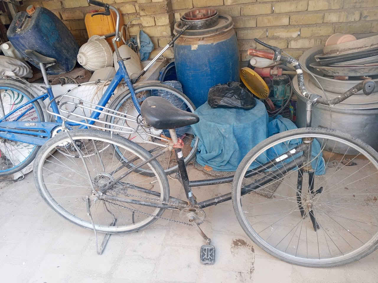بايسكلات للبيع اثنين نظيفات حيل اثنيناتهن 25 مكاني كربلاء من الداخلي ***********
