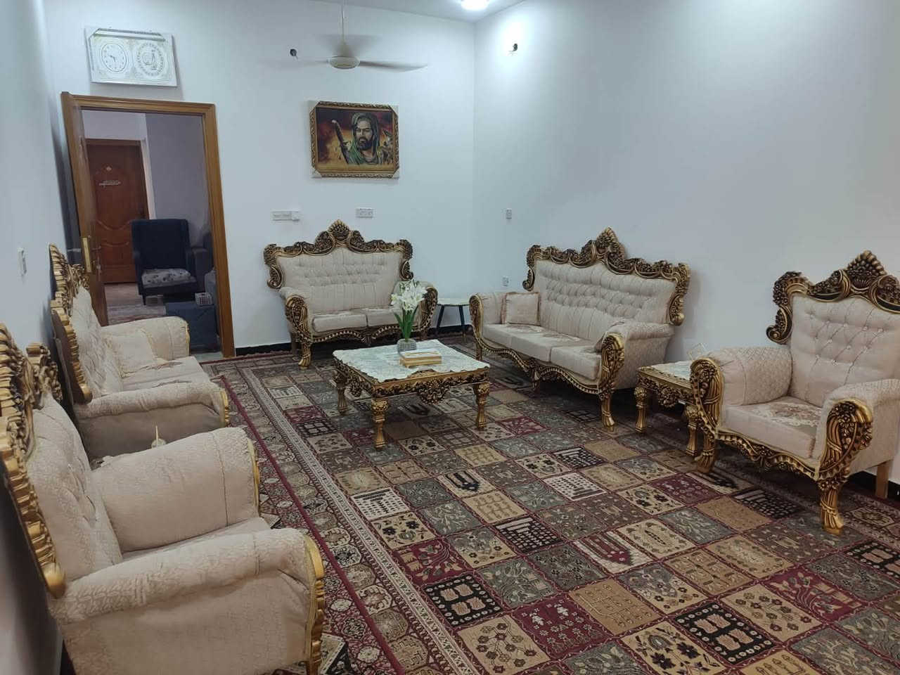 بيت للبيع في مجمع ابن يقطين مساحتة 200 متر مطلوب 114 يتكون من غرفتين وصالة ومطبخ وبراني ومجمعات صحية للاستفسار ***********
