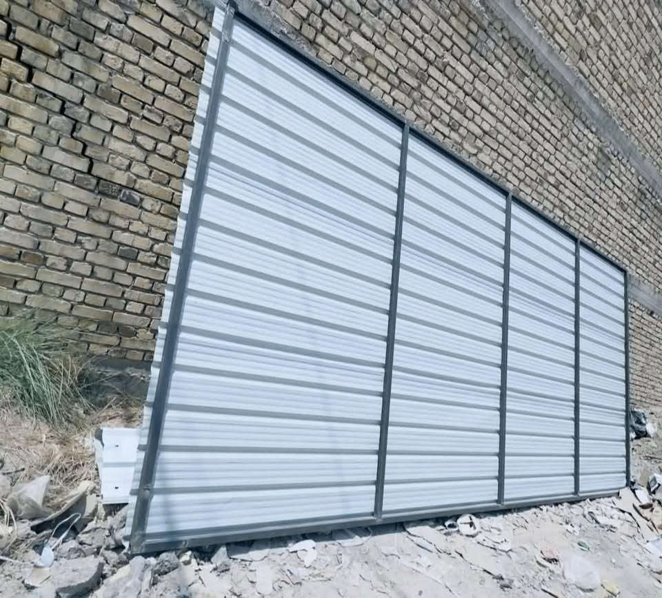 السلام  عليكم
عندي سقيفه للبيع صار شهر من فصلته 

طوله 6 امتار وعرضهه 3 رايده 250 

جديده وجاهزه بيه 4 ركائز  حديد ثقيل 

وياهه جينكو عل طولهه جانبيه 

والجسور والحديد نوعيه جيده وممتازه 

 اتصال او واتساب ***********
