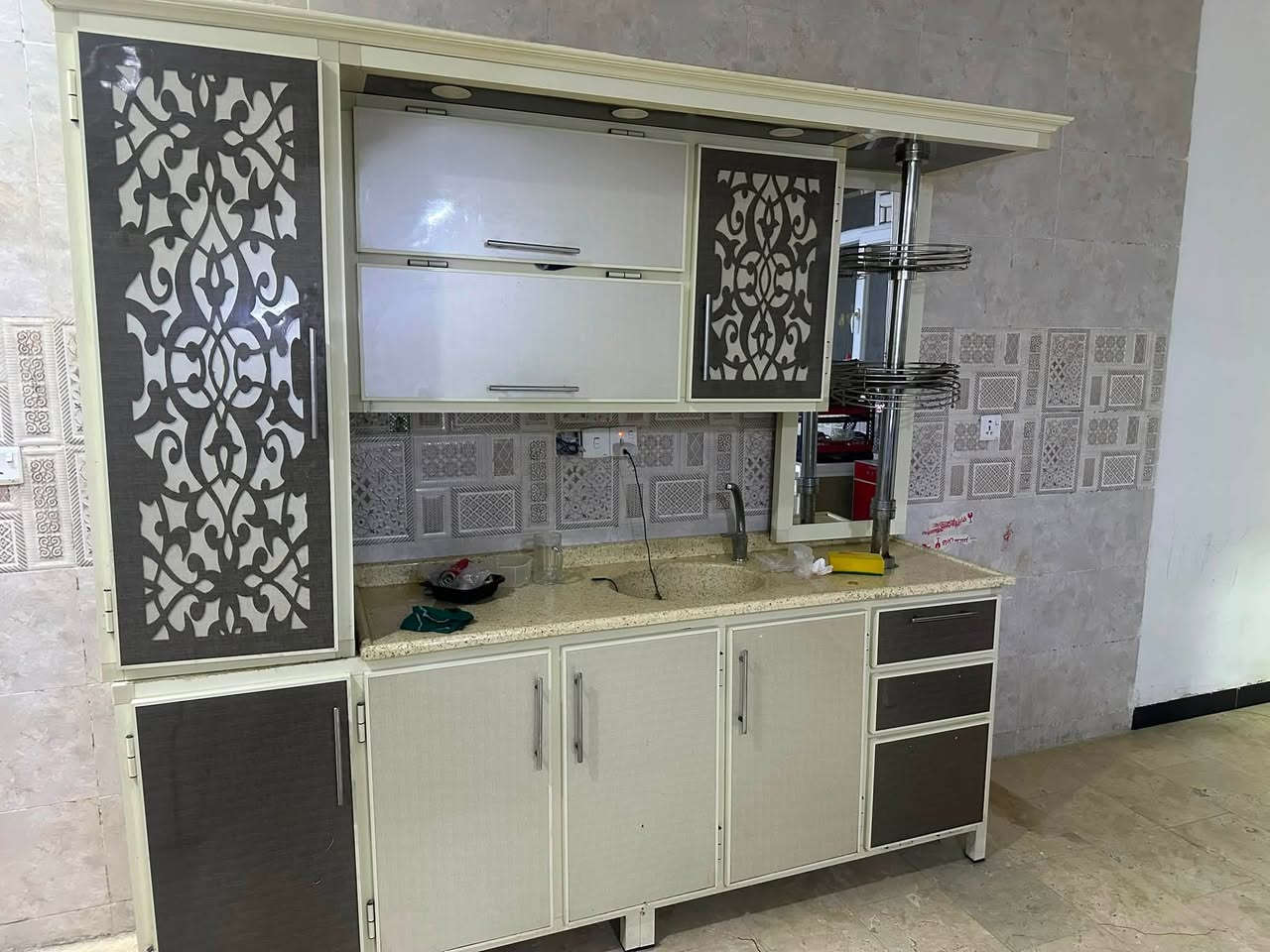 كاونتر مستخدم للبيع كامل سنك وانارة نضيف بس العامود  الحديد يحتاج تبديل عنواني بغداد شهداء البياع قرب سوق رضا 
السعر ٢٠٠ الف 
للتواصل ***********
