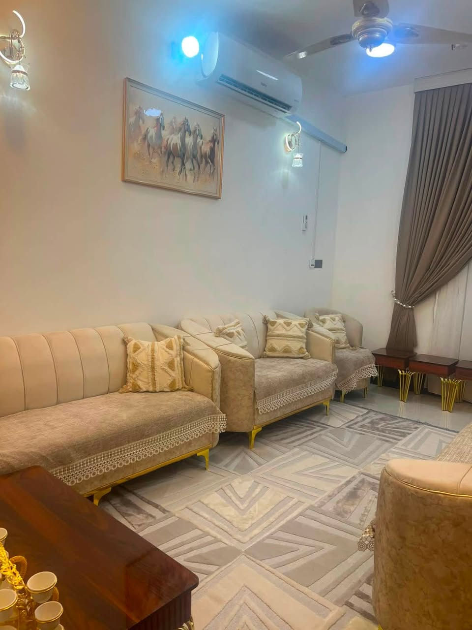 بيت للبيع مساحه 125م قاطين
غرفتين نوم 
حمامات داخليه 2
صاله عدد 2
استقبال 
مطبخ 
صحيات خارجيه
قرب مستشفى التركي
***********
