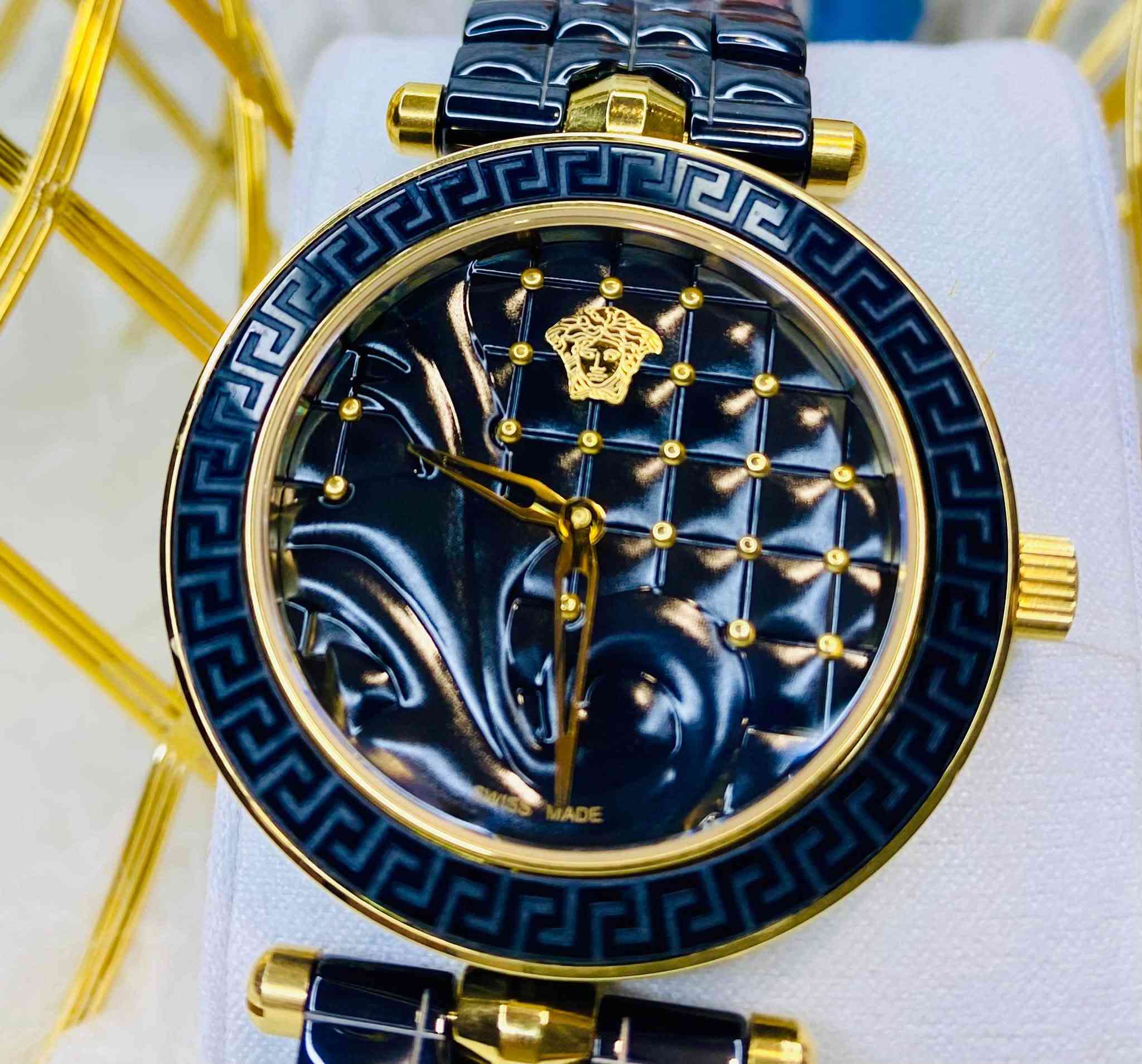 🖤✨ VERSACE | فخامة تليق بذوقك ✨🖤
⌚ Unisex – للرجال والنساء
📏 قطر 40mm | سير Ceramic أسود
✨ مينا أسود منقوش ومطعّم بالذهبي
💎 زجاج Sapphire | Bezel سيراميك
🔩 Stainless Steel مطعّم بالسيراميك
💧 مقاومة للماء 30 متر
🔒 قفل Butterfly

🔥 تصميم فاخر ومميز جدًا باليد… التفاصيل هي اللي تحچي عن الساعة.

📲 للطلب والاستفسار:
واتساب / ماسنجر
***********

📩 راسلنا الآن لمعرفة السعر والتفاصيل.@highlight

نص مكتوب في الصور:
- ساعة Versace الخزفية – تحفة فنية تتجاوز الزمن، محفورة بالذهب والتقنية السويسرية دقة سويسرية فائقة، محفورة بدقة متناهية علامة Medusa الذهبية الأيقونية عند الساعة 12 نقش فني متموج بدقة متناهية إطار Greek Key الكلاسيكي المحفور كريستال ياقوت مقاوم للخدش متانة الخزف الأسود المصقول وفخامة الذهب آلية حركة سويسرية فائقة الدقة Versace – الإرث الإيطالي، الدقة السويسرية أناقة خالدة في كل تفصيل اكتشف المجموعة الكاملة في متاجرنا المعتمدة www.versace.com