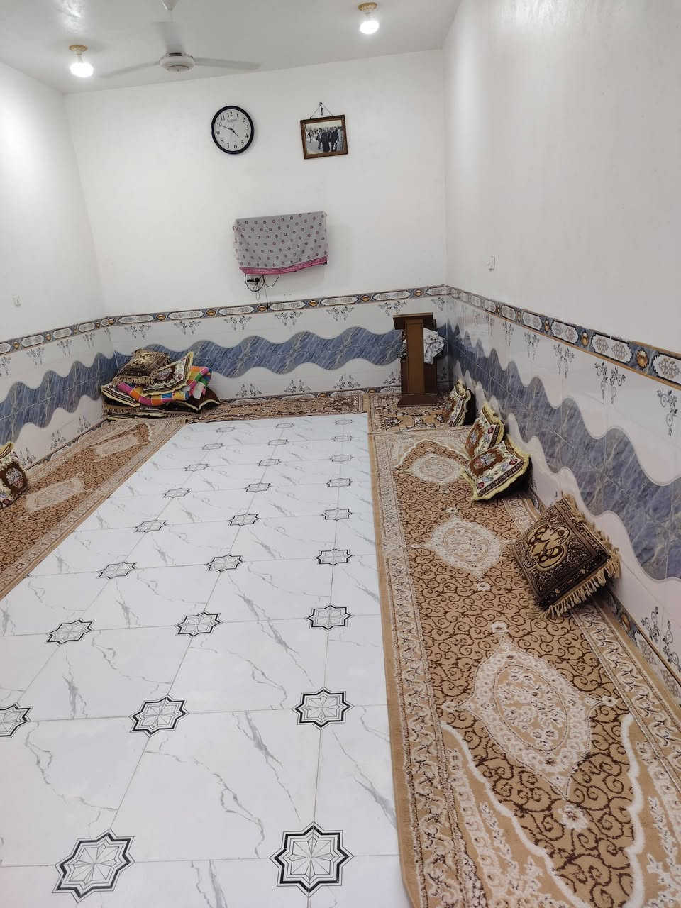سلام عليكم بيت تجاوز(مامعوض) للبيع
بميسان حي الجهاد (القادسيه) 
يحتوي البيت على
3 غرف نوم 
استقبال كبير 8×4 وصاله
حمام داخلي وخارجي
مساحه البيت 300 متر
السعر 30 وبي مجال قليل
رقمي ***********
