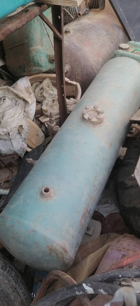 للبيع كمبريسر هوا العدد ٥ قطع معه تاروسات العدد ٨ كامل وغير كامل تاروسات اصليه نوع روسي وانكليزي واحده منهن كامله شغال والباقي بيهن نواقص ***********

